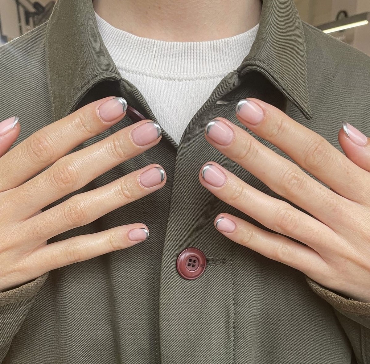 Френч с серебряным блеском: как выглядит chrome French в апреле 2026