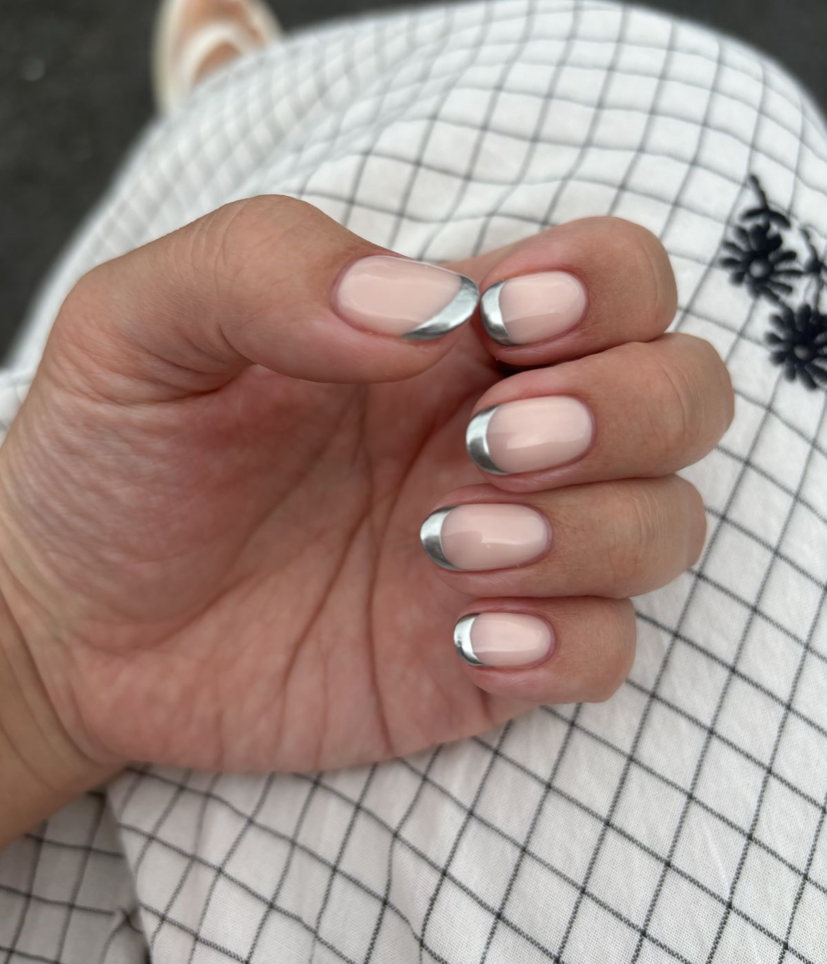 Френч с серебряным блеском: как выглядит chrome French в апреле 2026