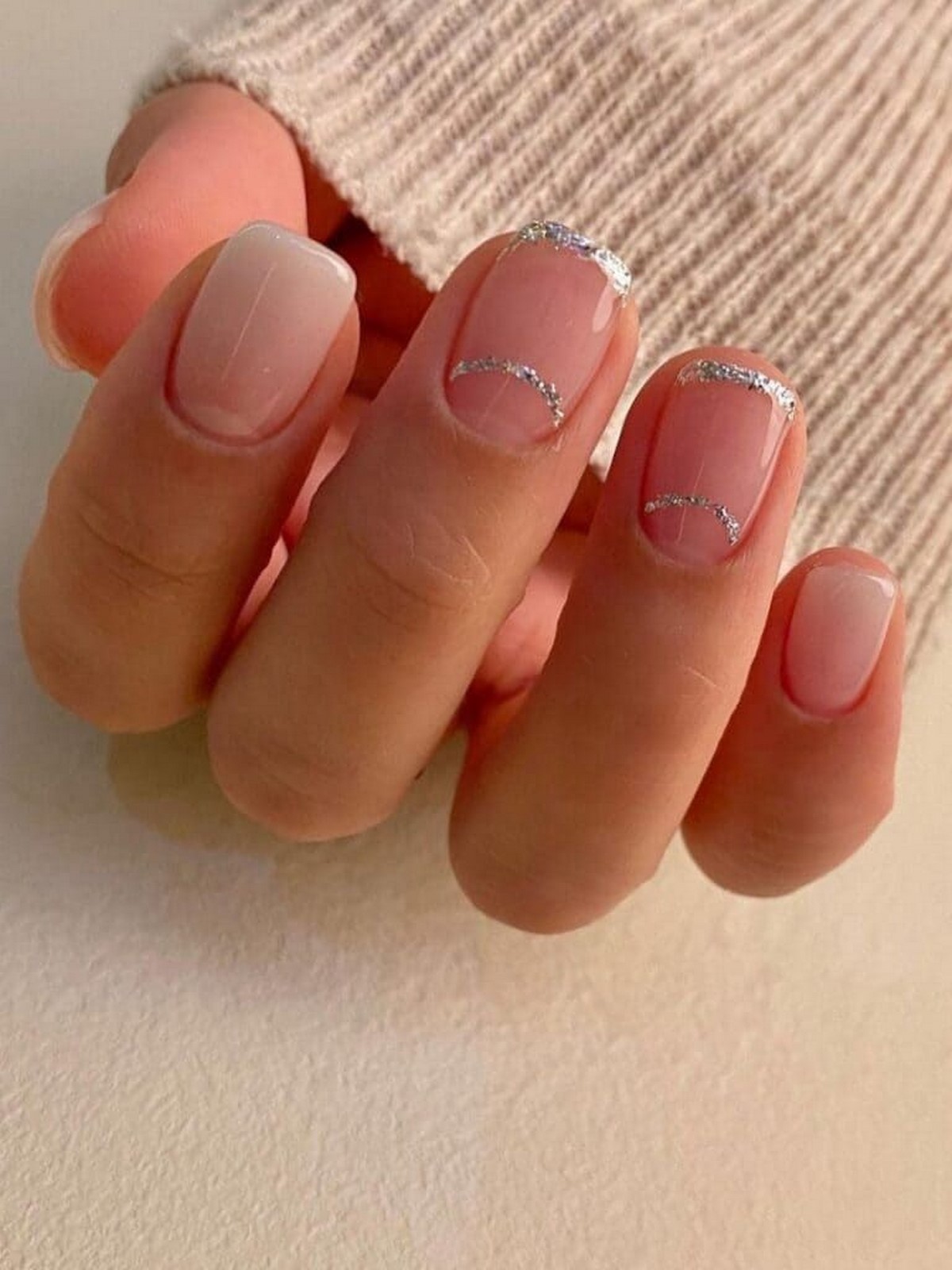 Френч с серебряным блеском: как выглядит chrome French в апреле 2026