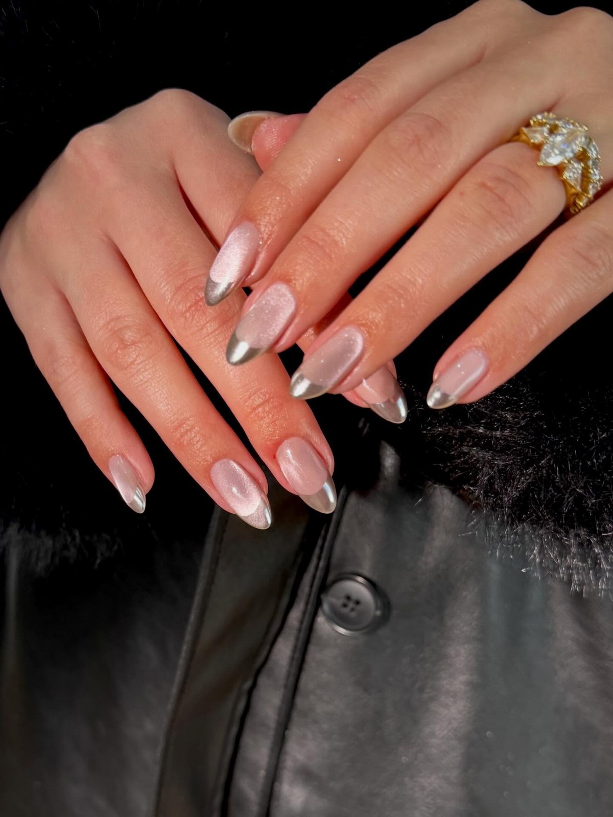 Френч с серебряным блеском: как выглядит chrome French в апреле 2026