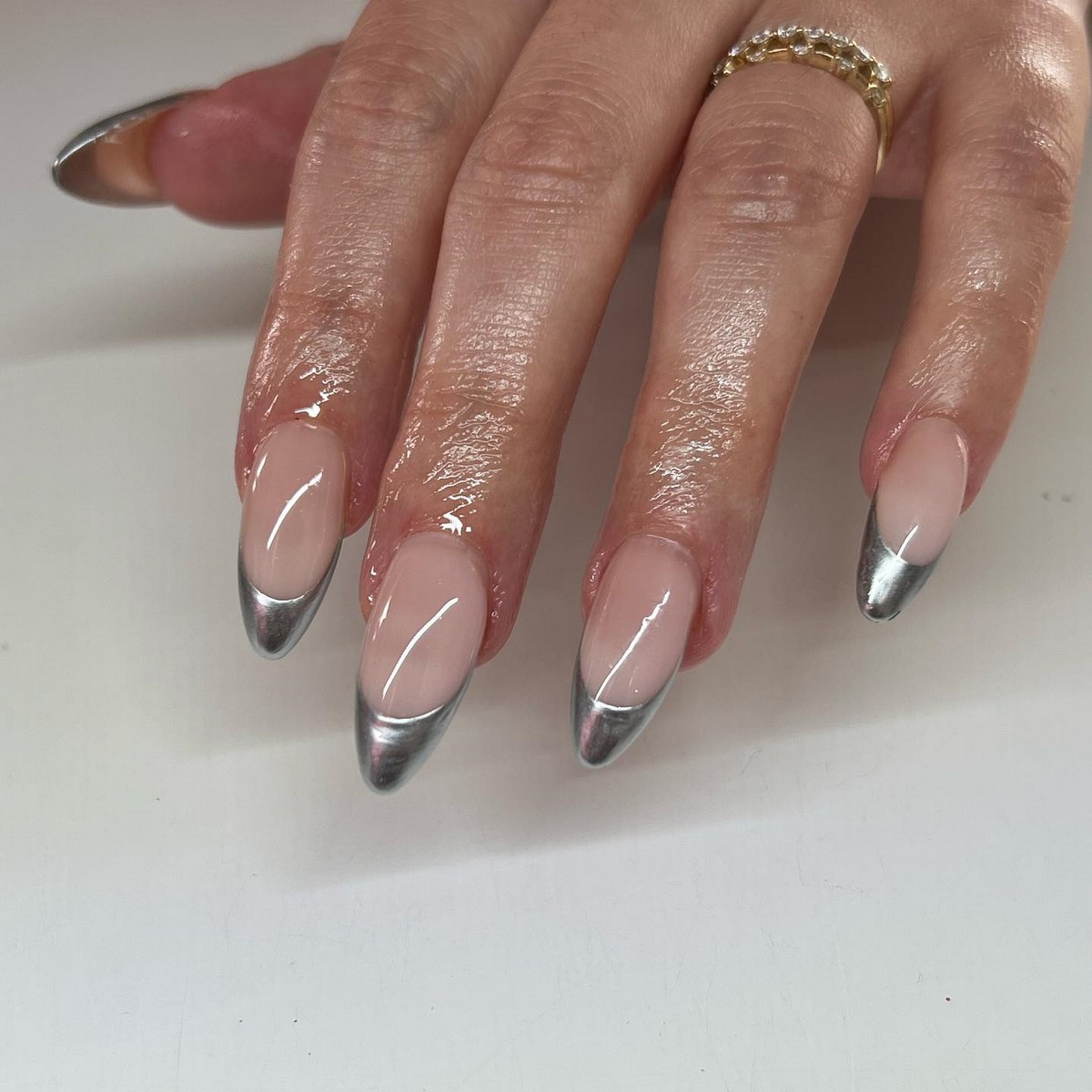 Френч с серебряным блеском: как выглядит chrome French в апреле 2026