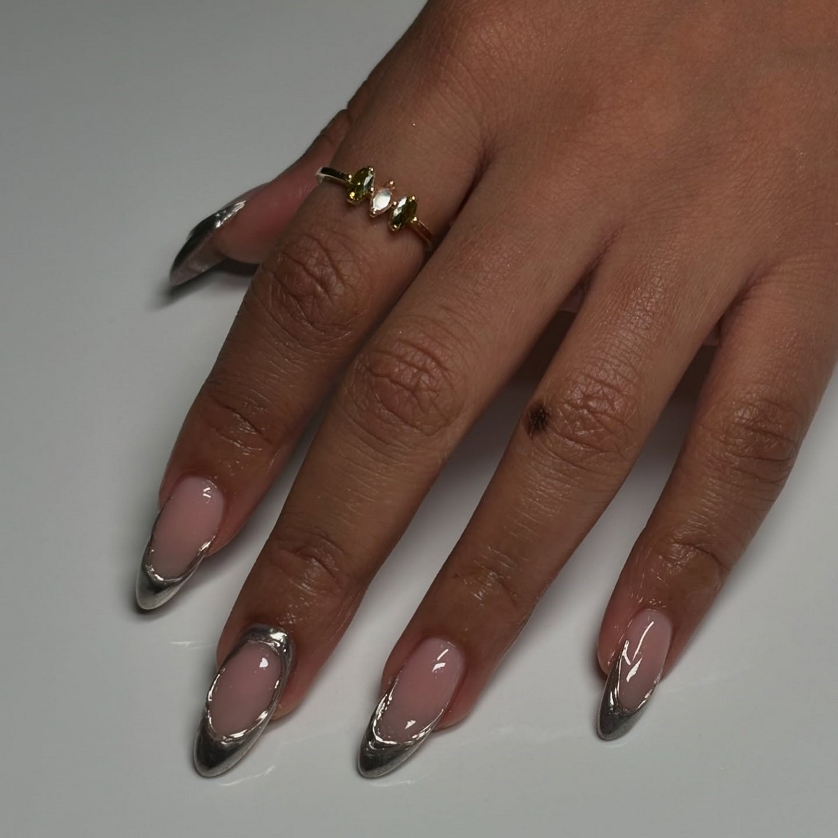 Френч с серебряным блеском: как выглядит chrome French в апреле 2026