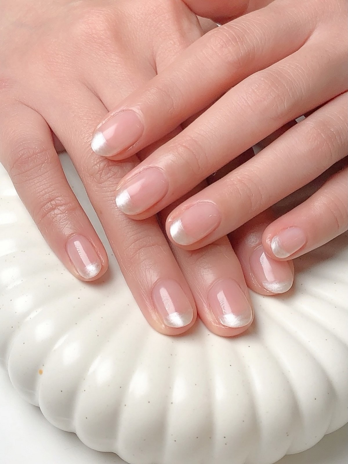 Френч с серебряным блеском: как выглядит chrome French в апреле 2026