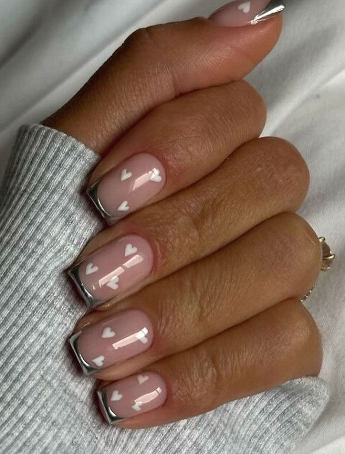 Френч с серебряным блеском: как выглядит chrome French в апреле 2026