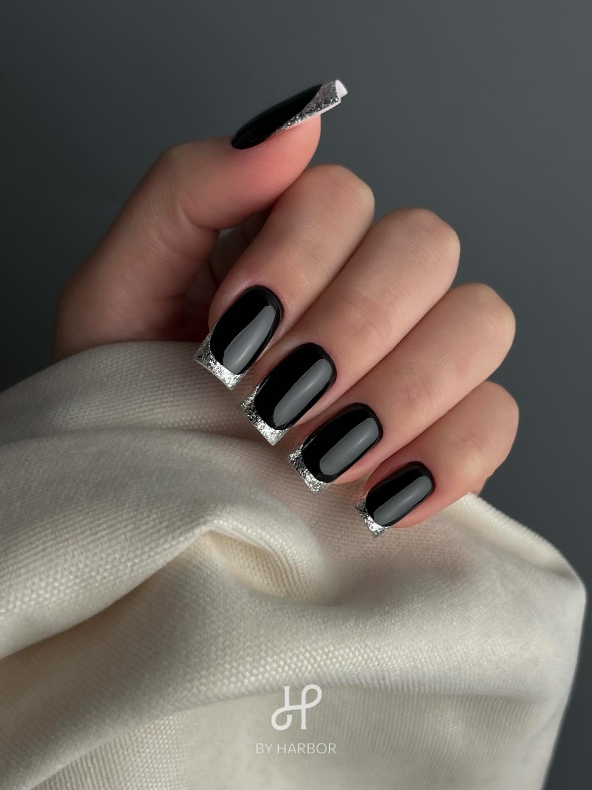 Френч с серебряным блеском: как выглядит chrome French в апреле 2026