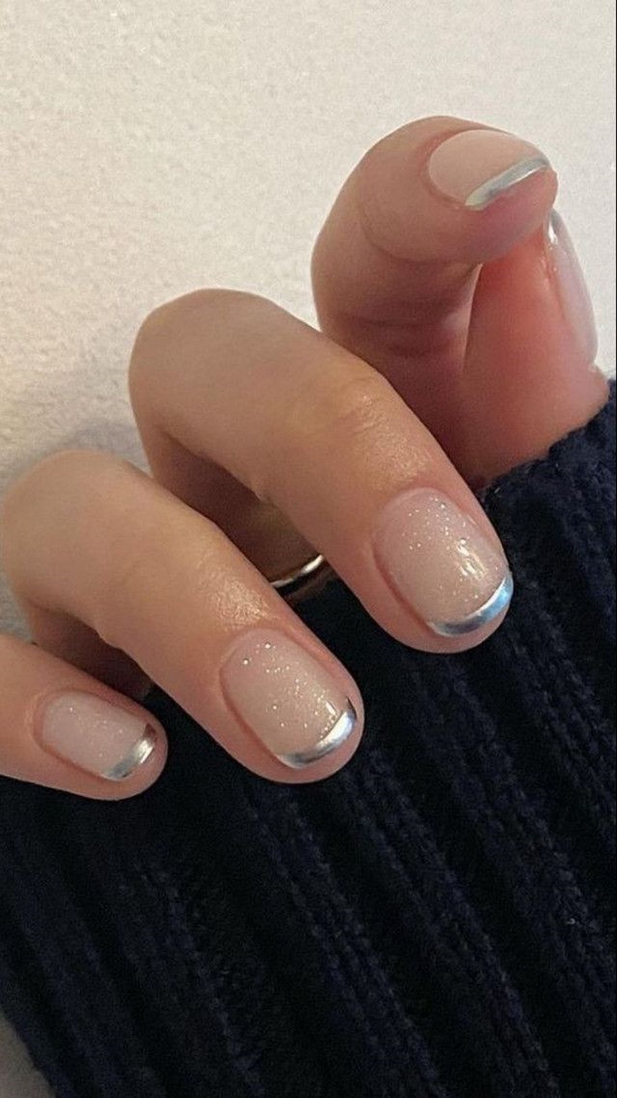 Френч с серебряным блеском: как выглядит chrome French в апреле 2026