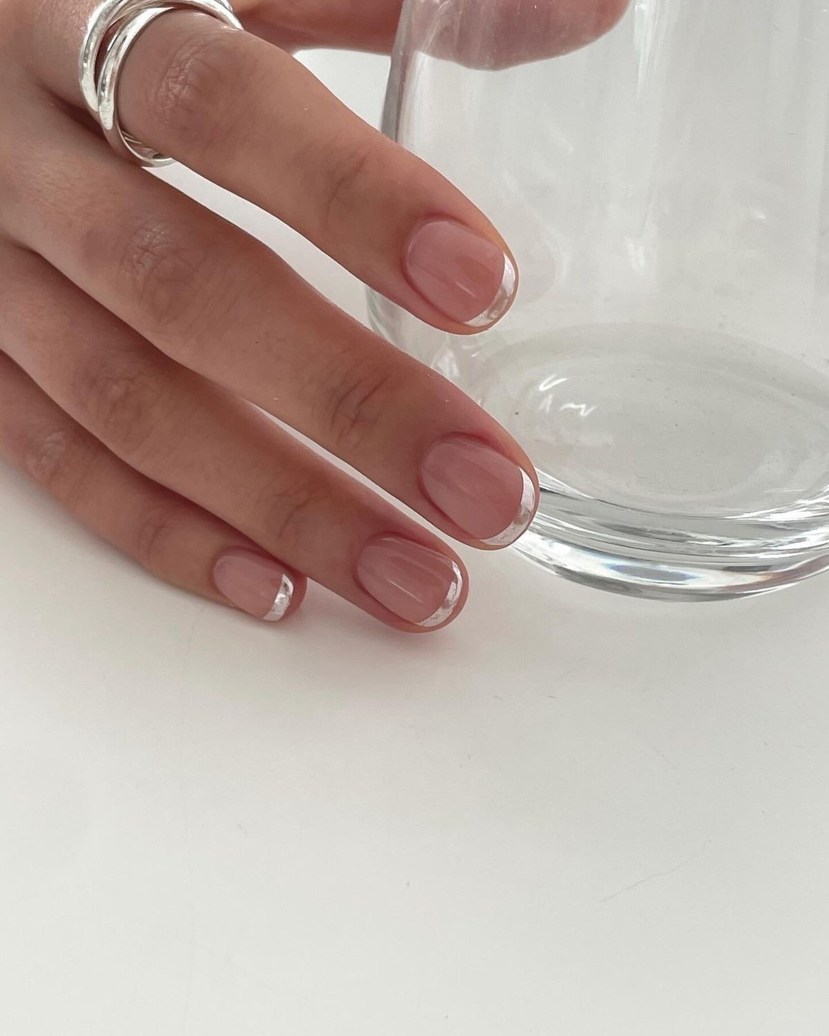 Френч с серебряным блеском: как выглядит chrome French в апреле 2026