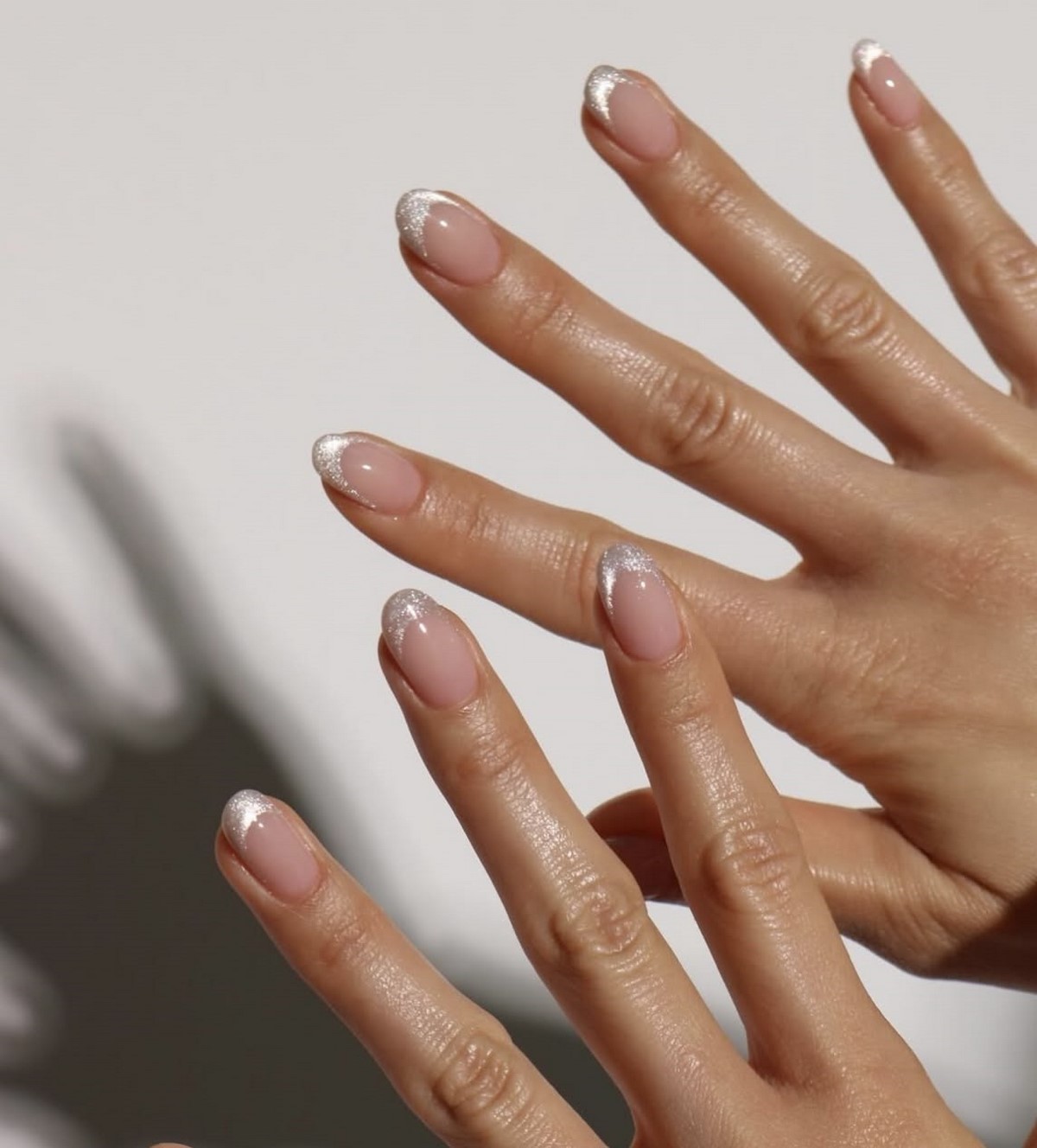 Френч с серебряным блеском: как выглядит chrome French в апреле 2026