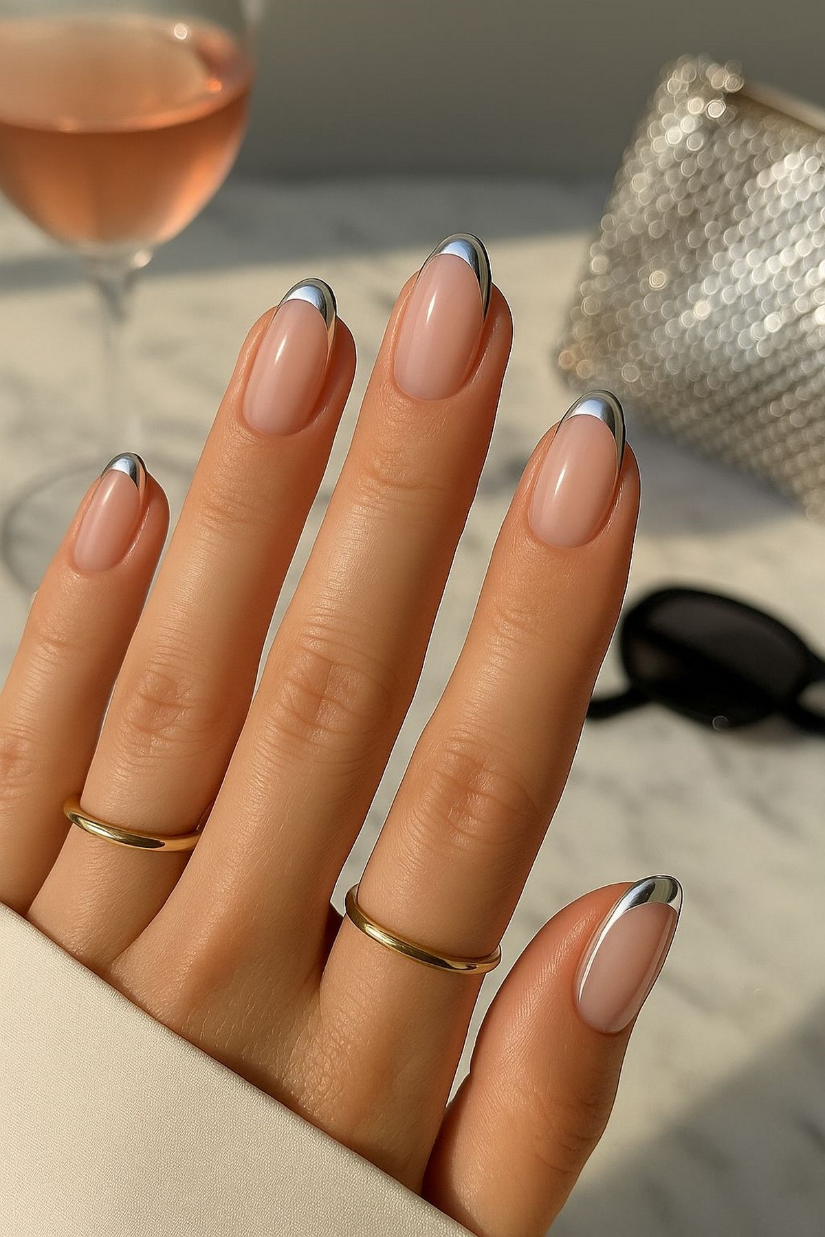 Френч с серебряным блеском: как выглядит chrome French в апреле 2026