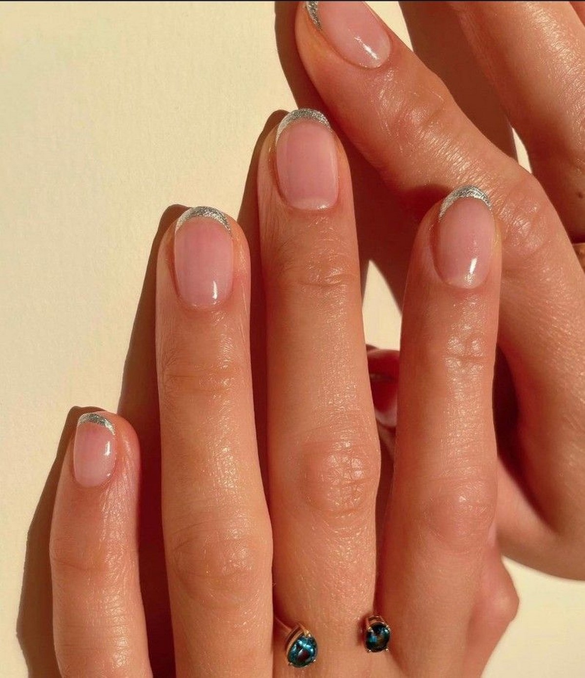 Френч с серебряным блеском: как выглядит chrome French в апреле 2026