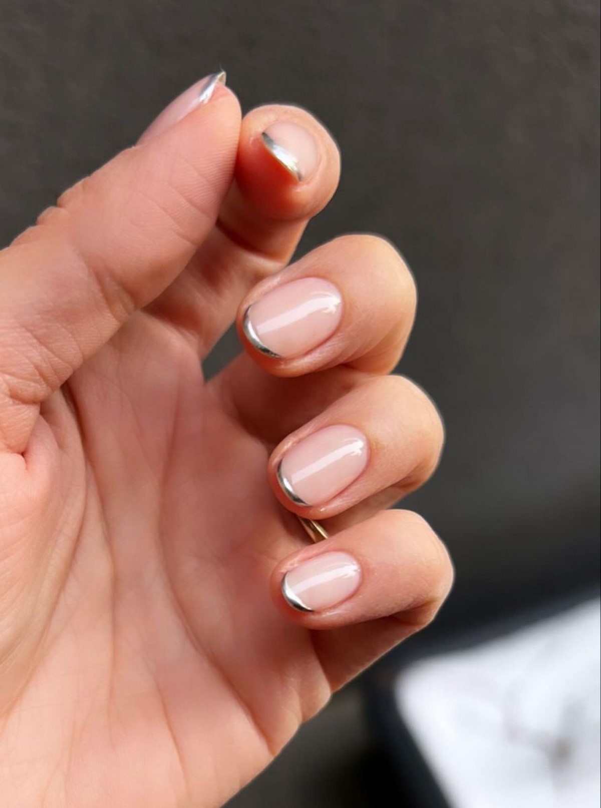 Френч с серебряным блеском: как выглядит chrome French в апреле 2026