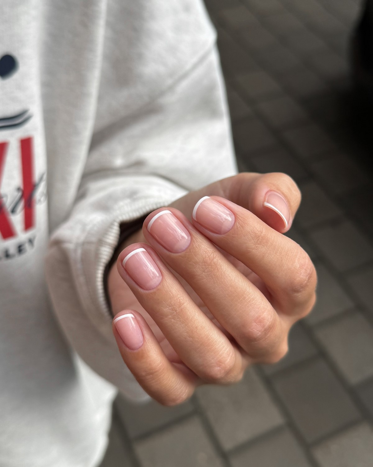 Тонкий френч 2026: как изменился привычный маникюр