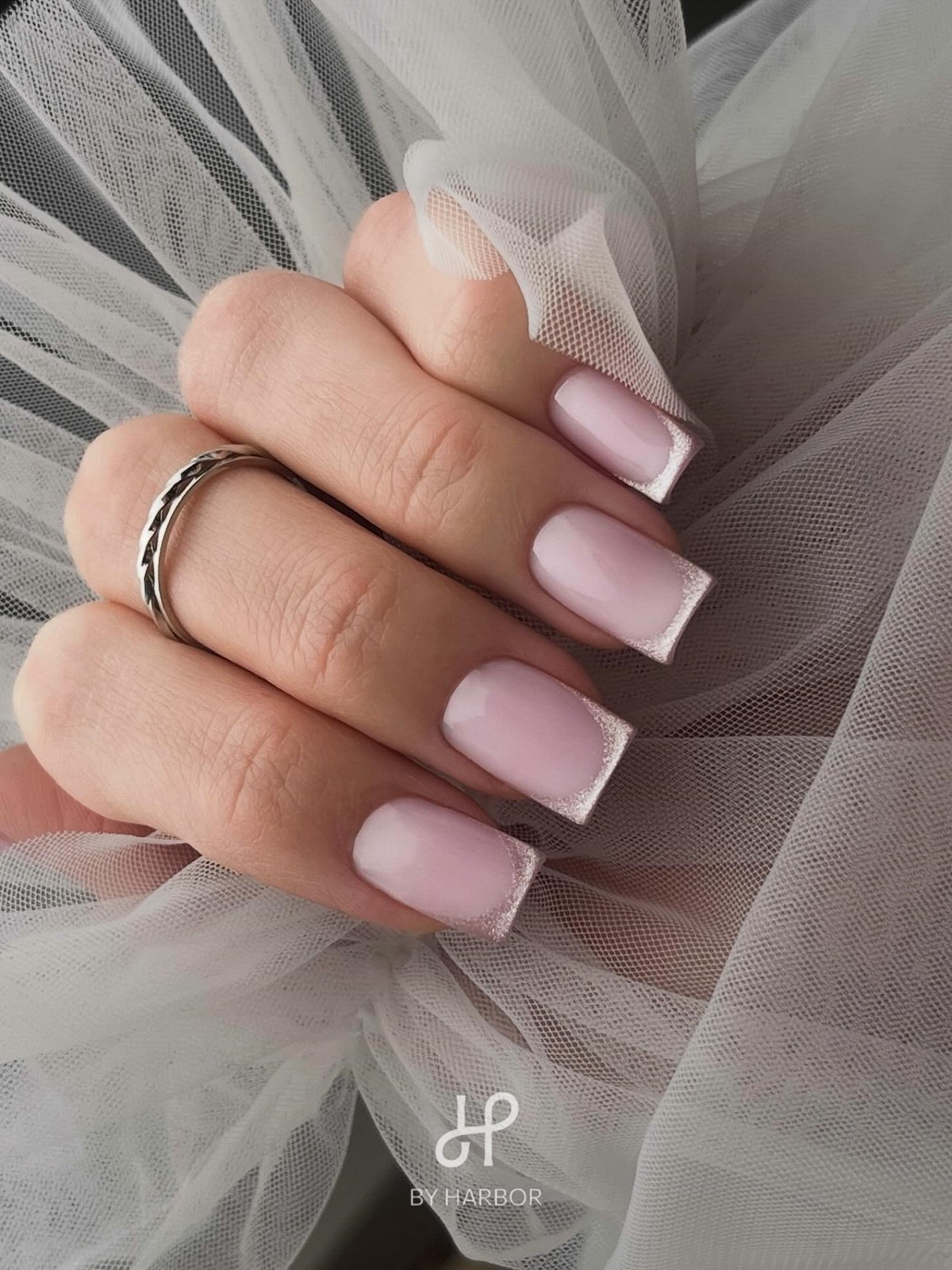 Тонкий френч 2026: как изменился привычный маникюр