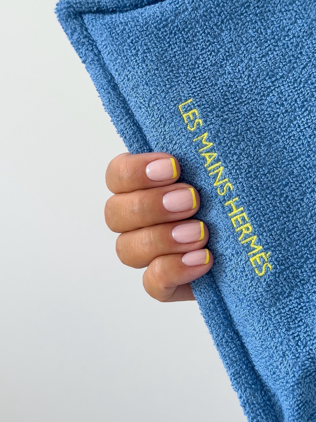 Тонкий френч 2026: как изменился привычный маникюр