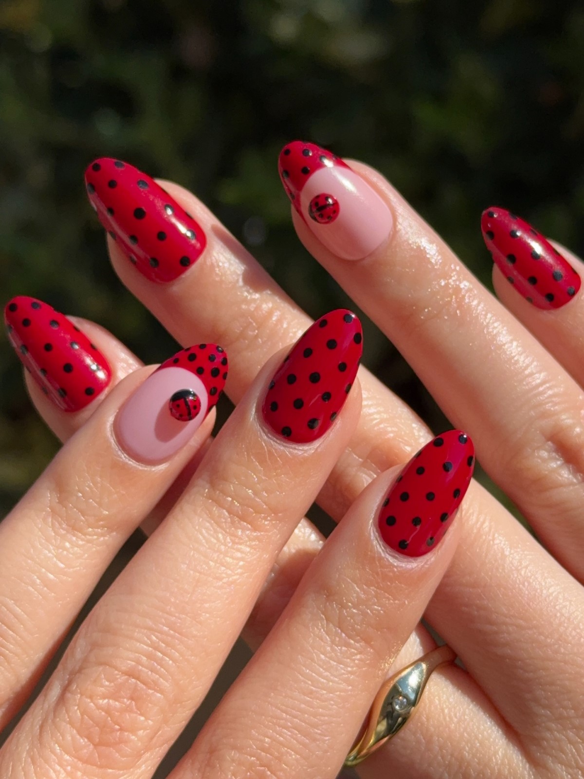 Красный маникюр в апреле 2026: каким он стал этой весной