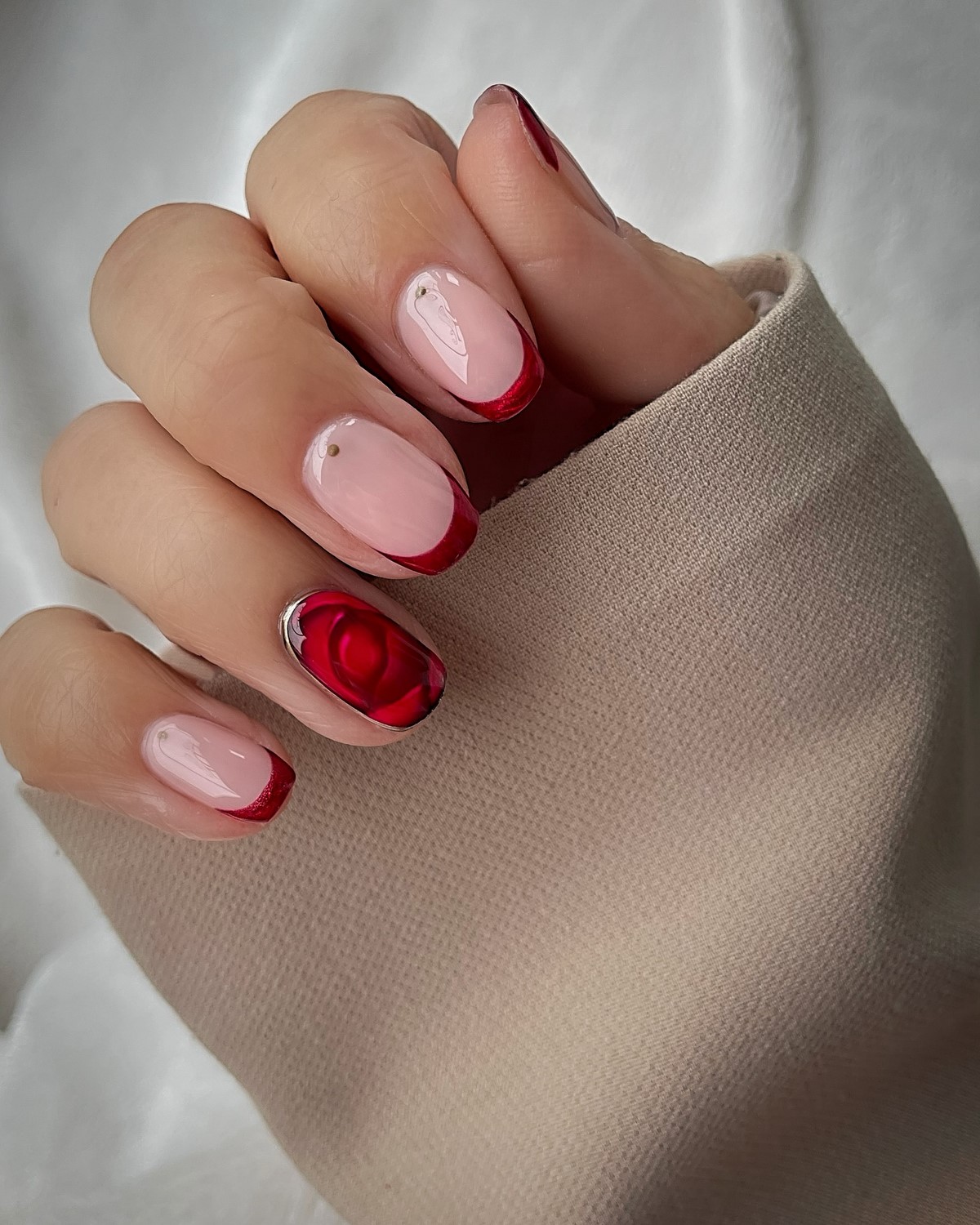 Красный маникюр в апреле 2026: каким он стал этой весной