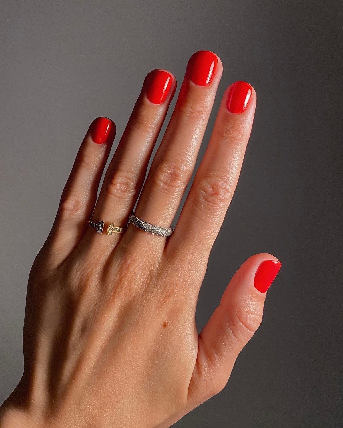 Красный маникюр в апреле 2026: каким он стал этой весной