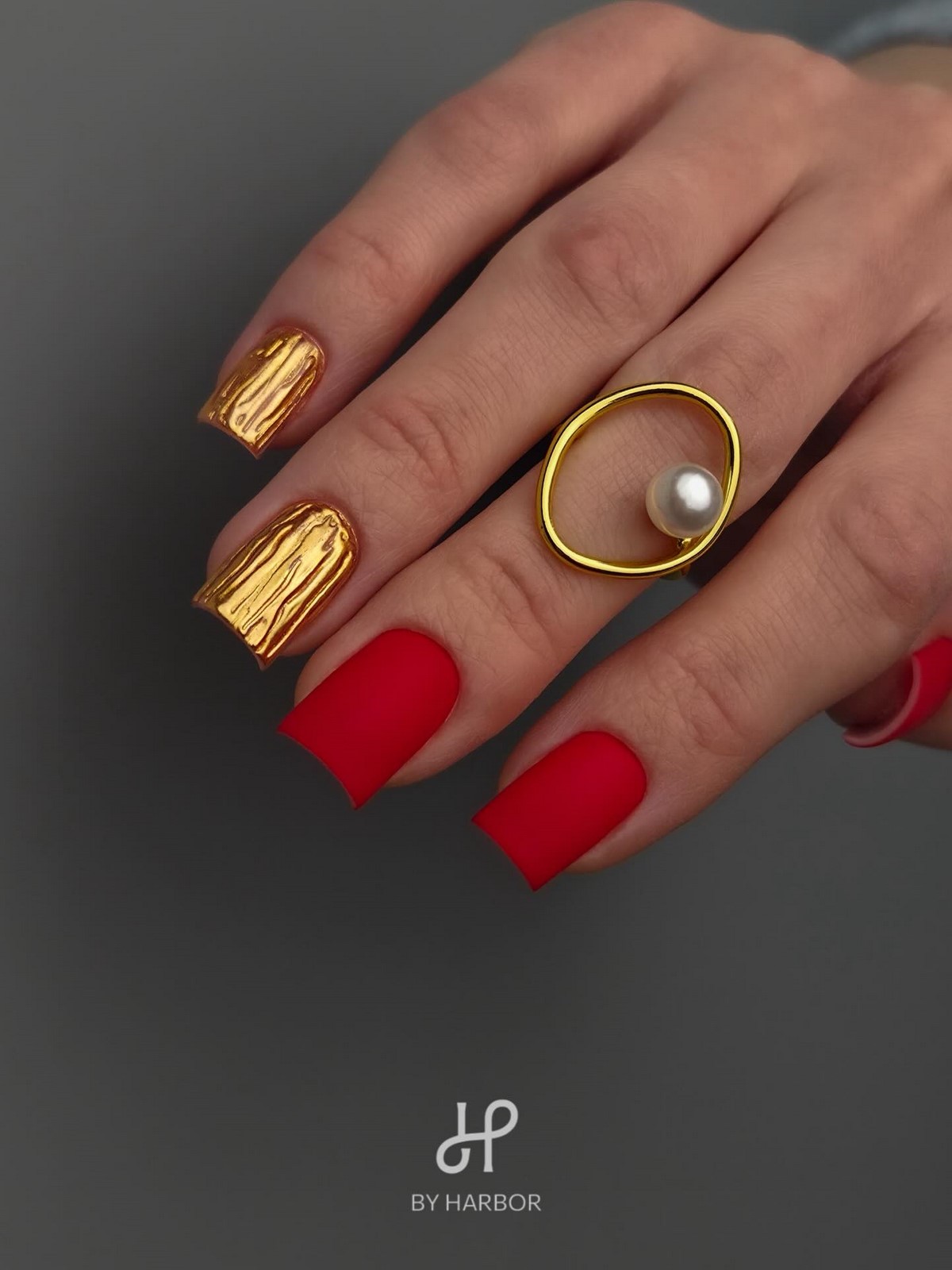 Красный маникюр в апреле 2026: каким он стал этой весной