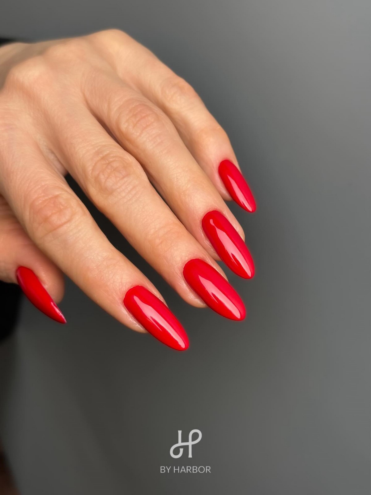 Красный маникюр в апреле 2026: каким он стал этой весной