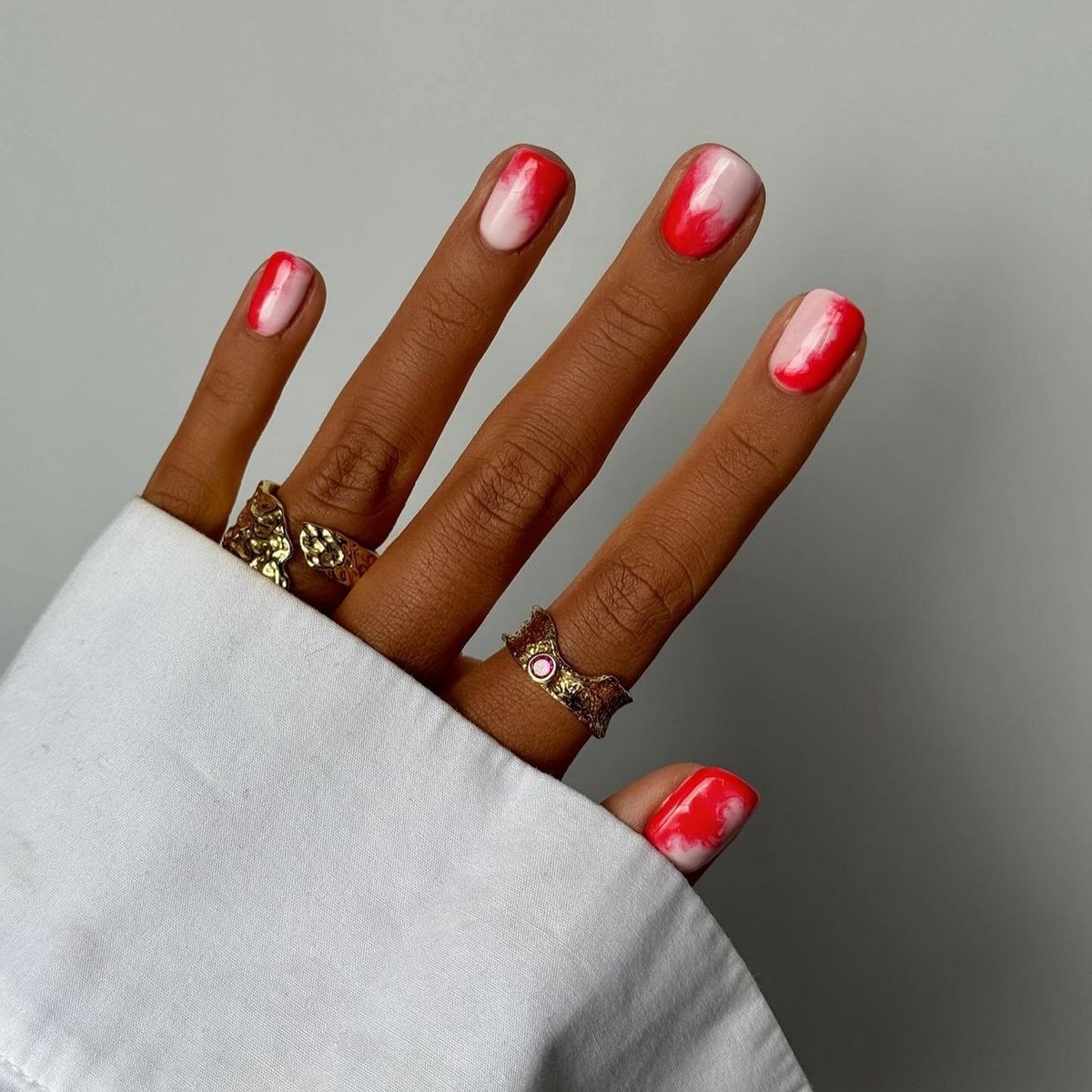 Красный маникюр в апреле 2026: каким он стал этой весной
