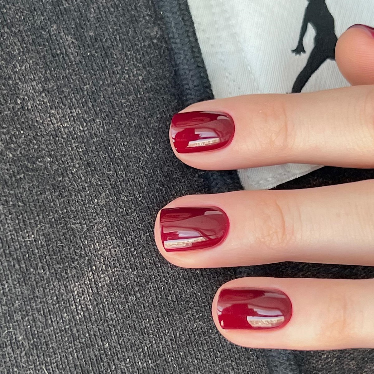 Красный маникюр в апреле 2026: каким он стал этой весной