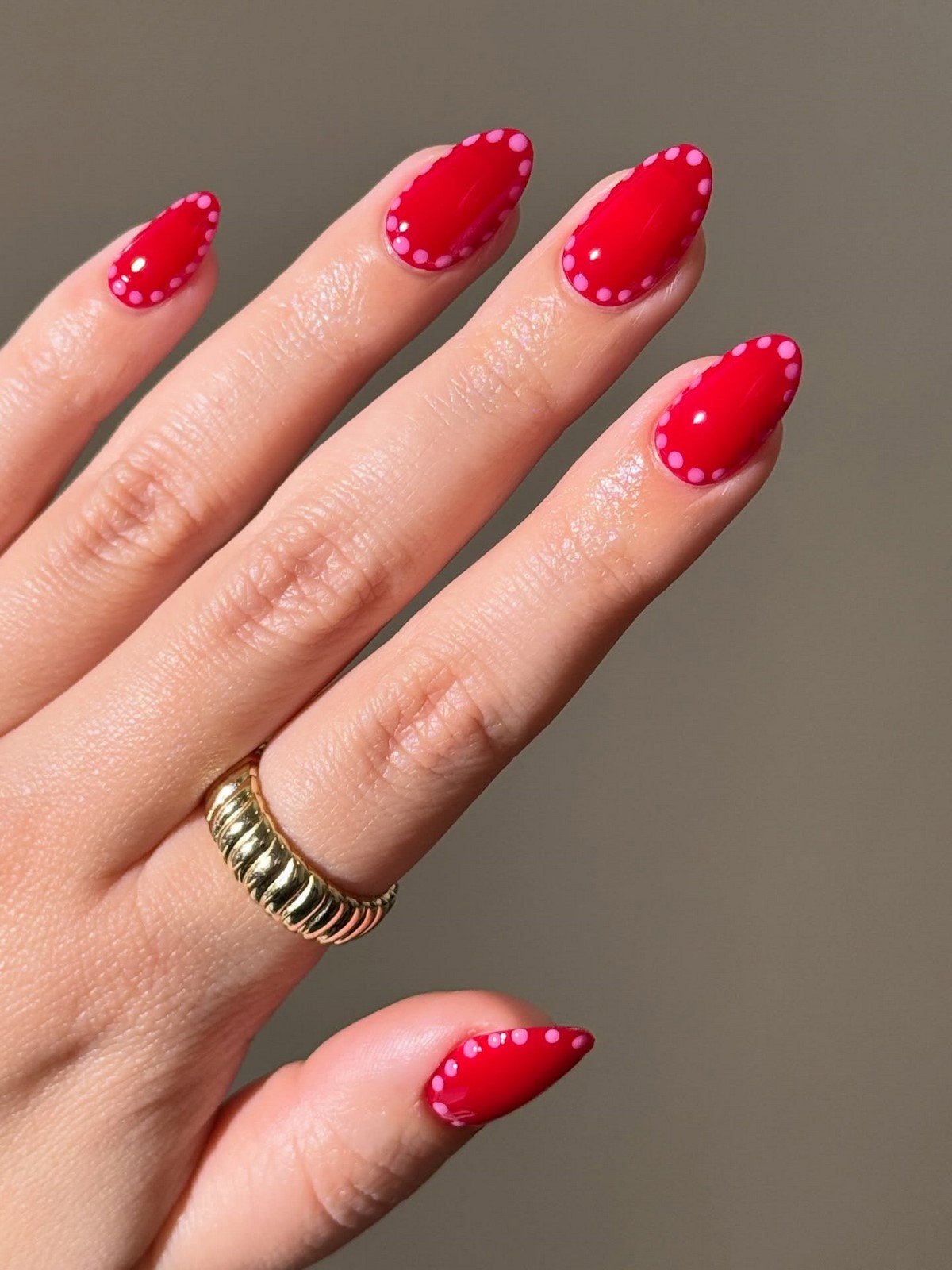 Красный маникюр в апреле 2026: каким он стал этой весной