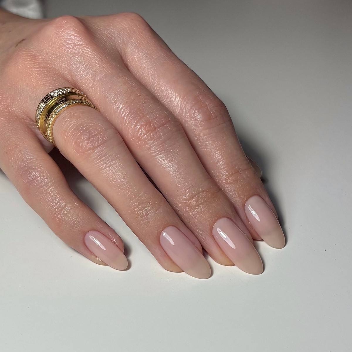 Маникюр без цвета: как выглядит натуральное покрытие сейчас
