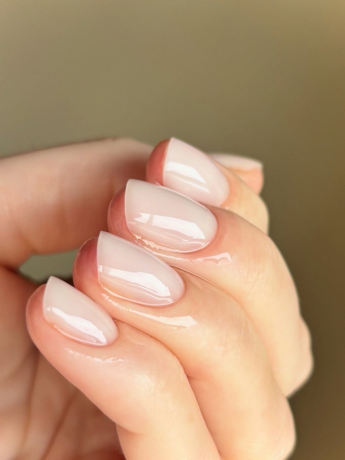 Маникюр без цвета: как выглядит натуральное покрытие сейчас