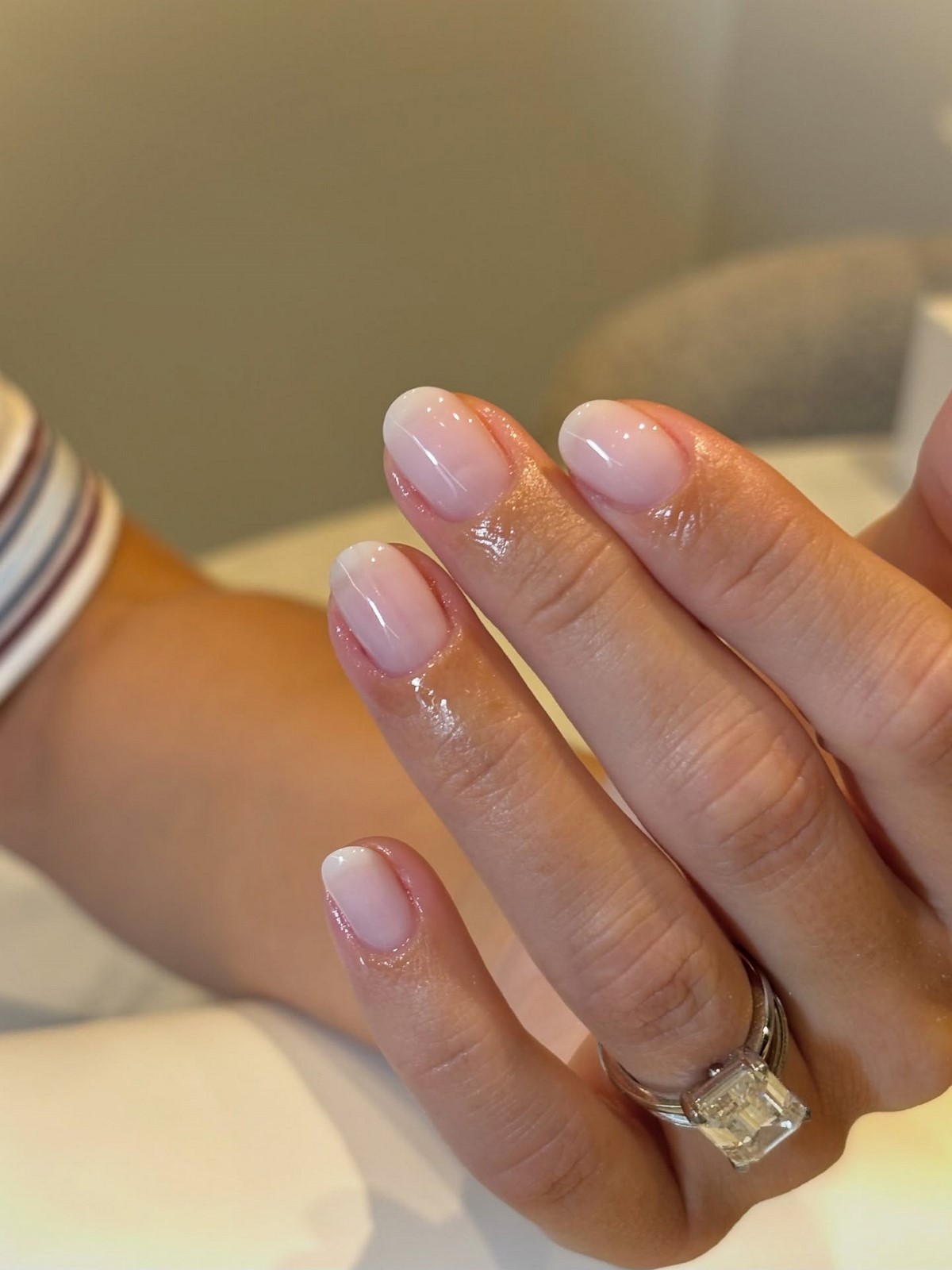 Маникюр без цвета: как выглядит натуральное покрытие сейчас