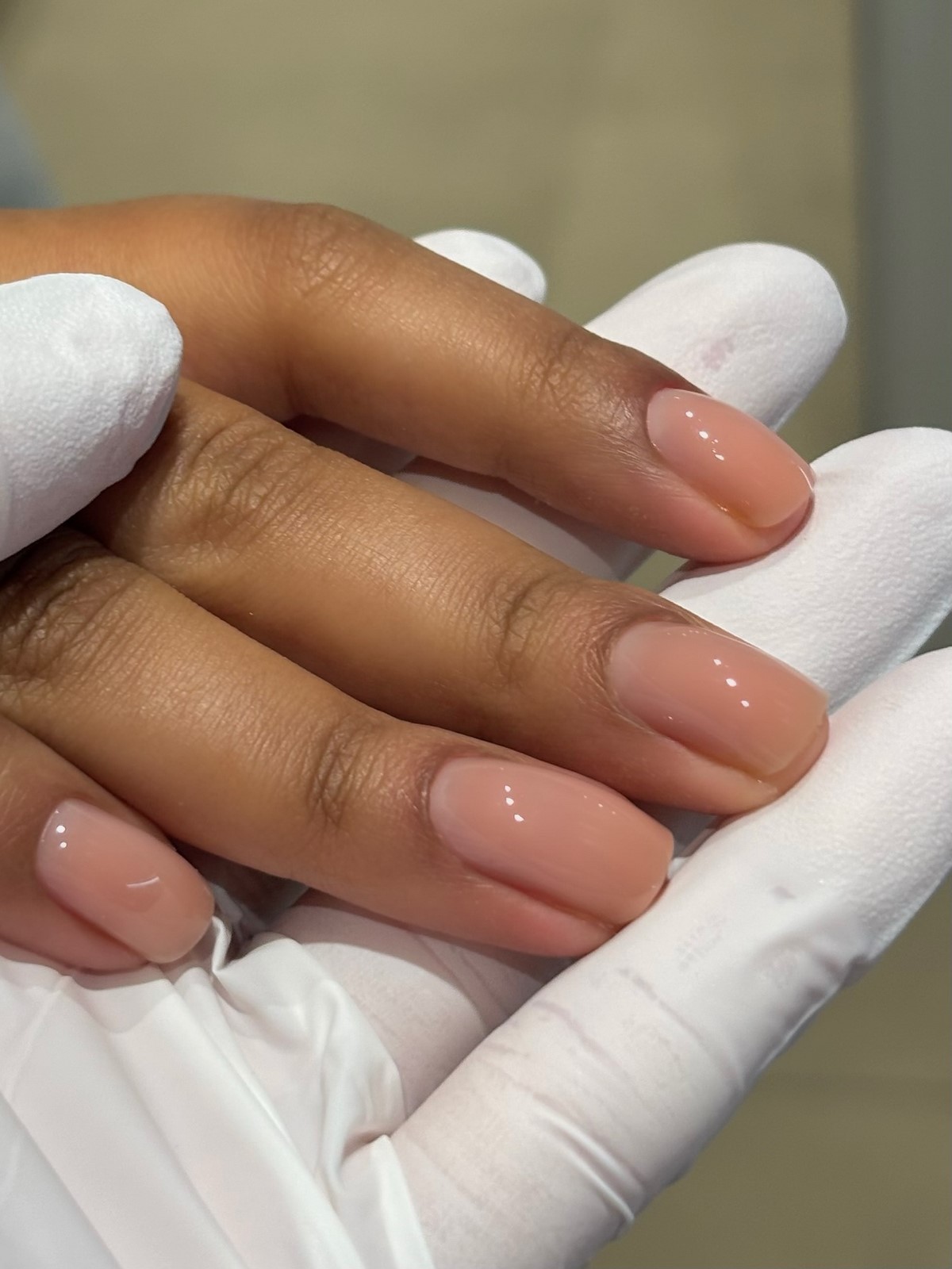 Маникюр без цвета: как выглядит натуральное покрытие сейчас