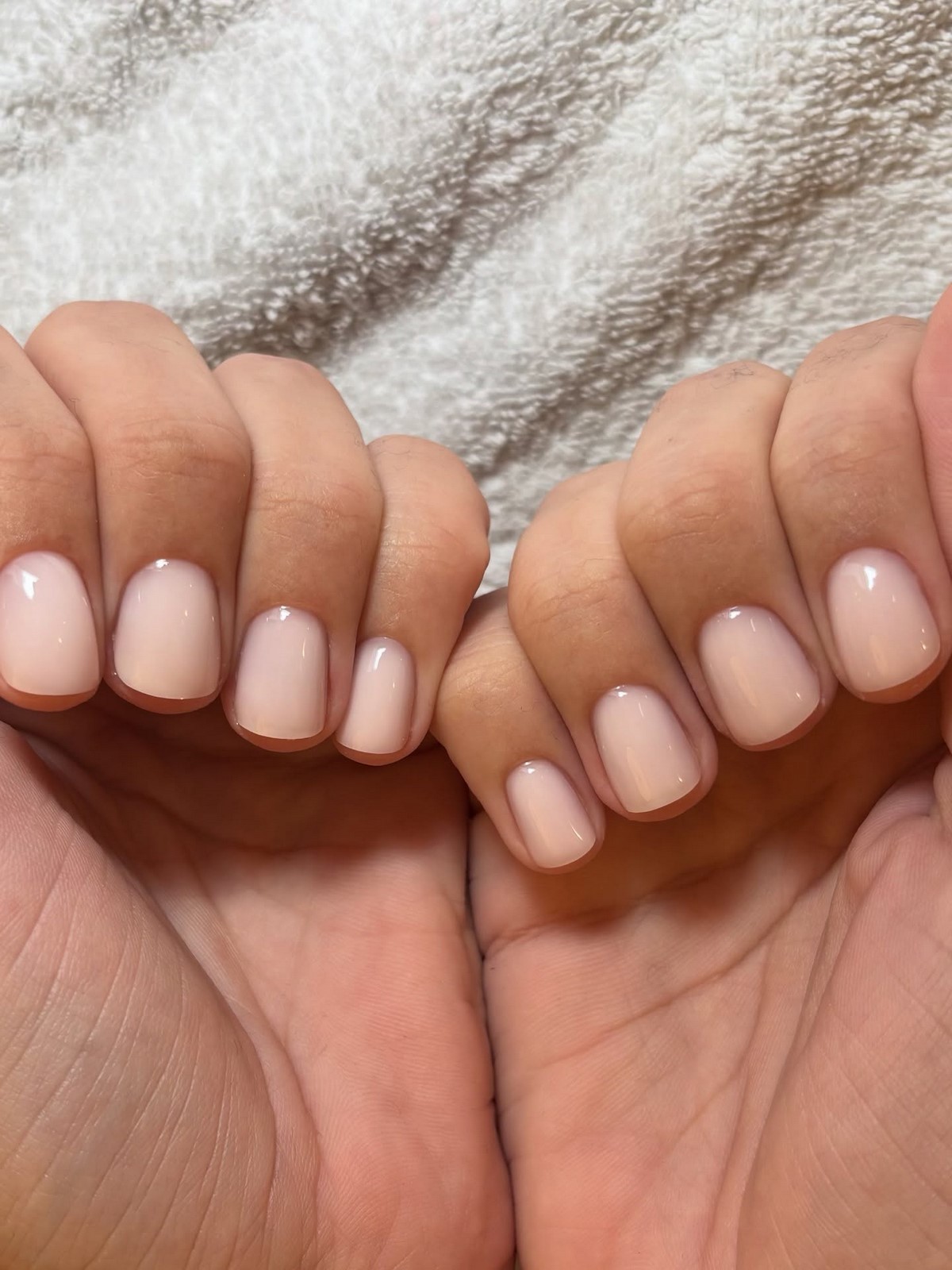 Маникюр без цвета: как выглядит натуральное покрытие сейчас