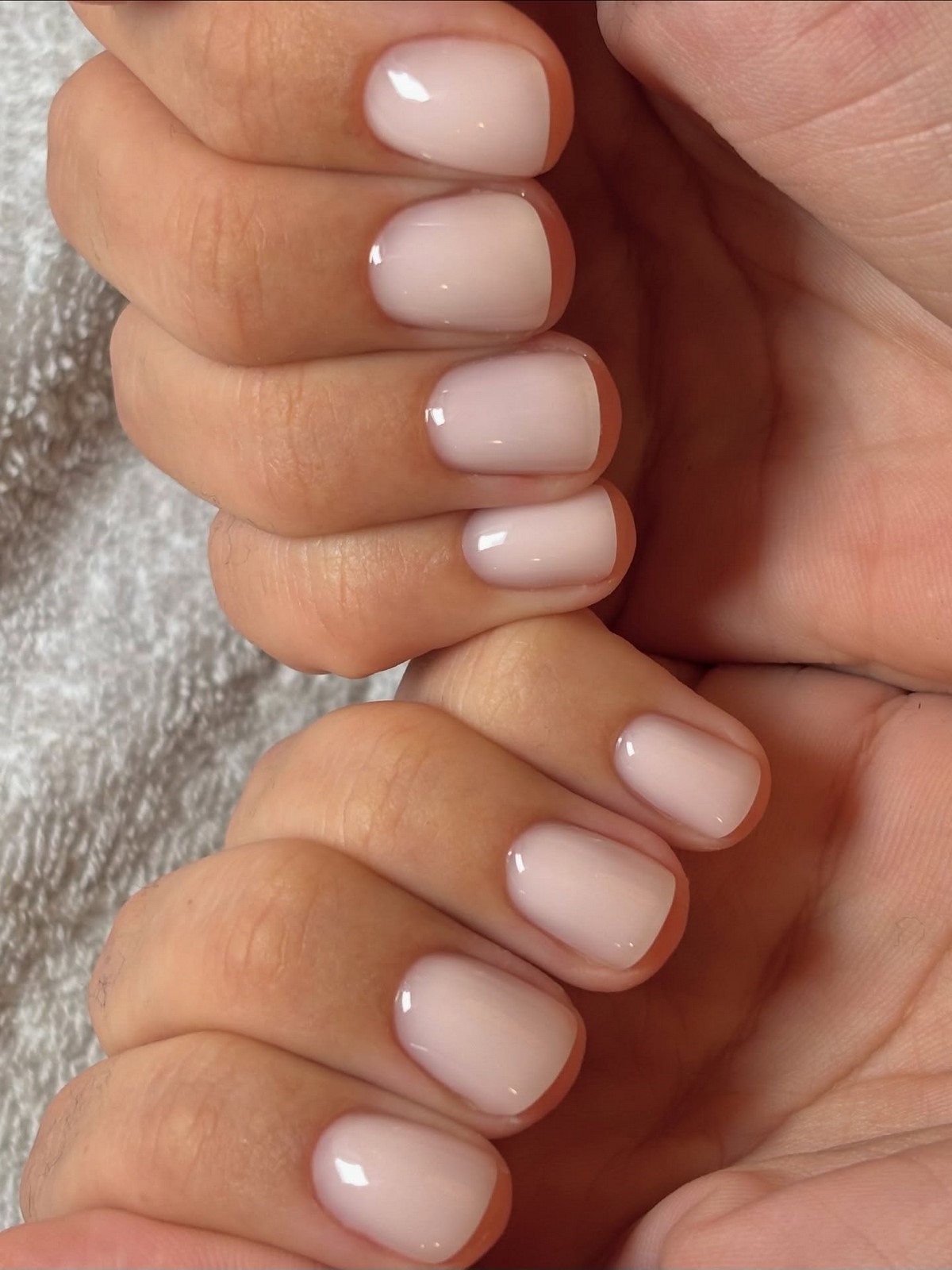 Маникюр без цвета: как выглядит натуральное покрытие сейчас
