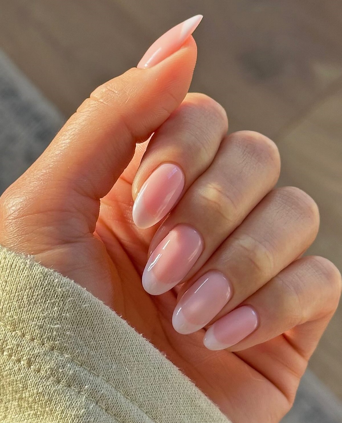 Маникюр без цвета: как выглядит натуральное покрытие сейчас