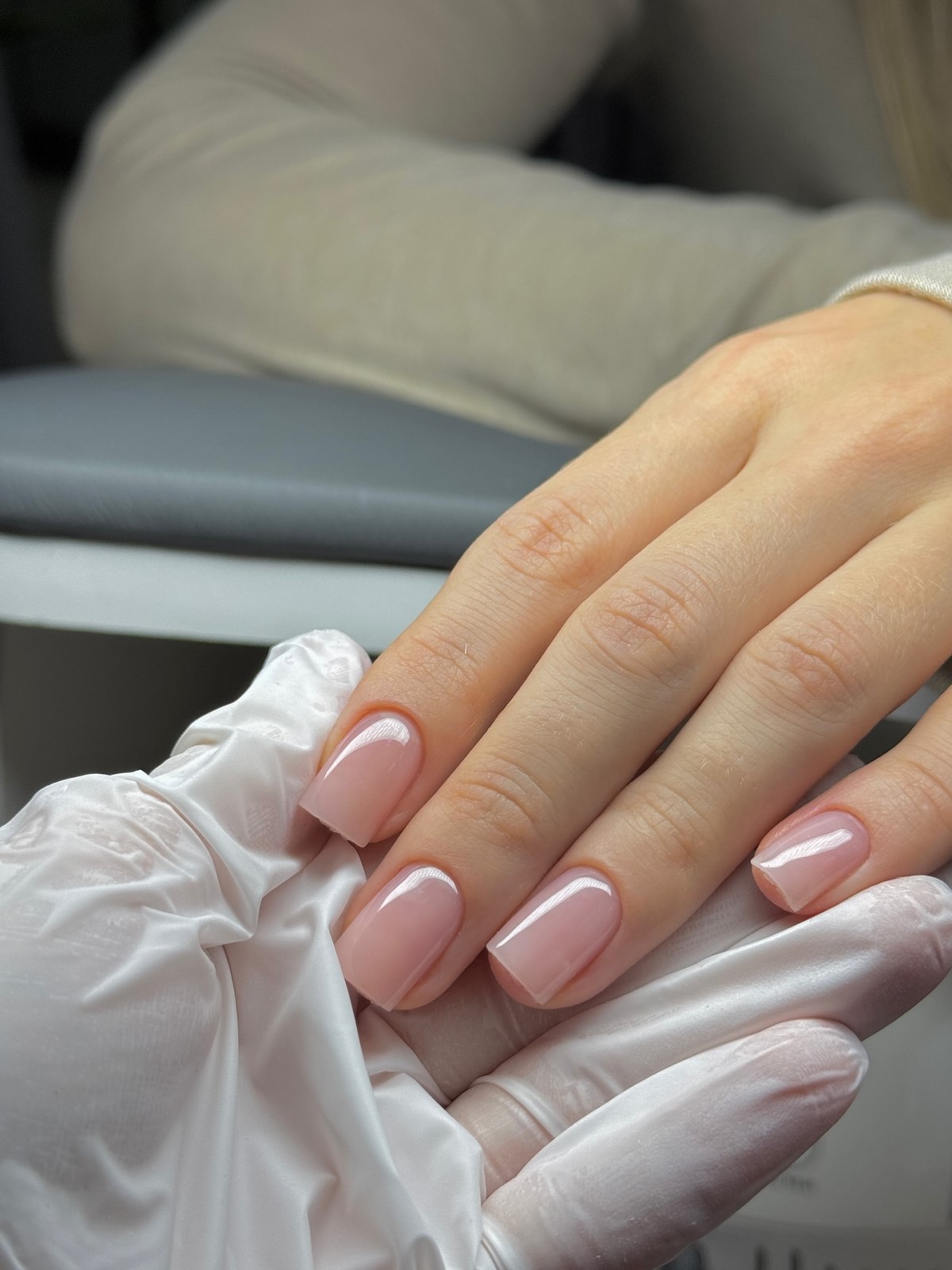 Маникюр без цвета: как выглядит натуральное покрытие сейчас