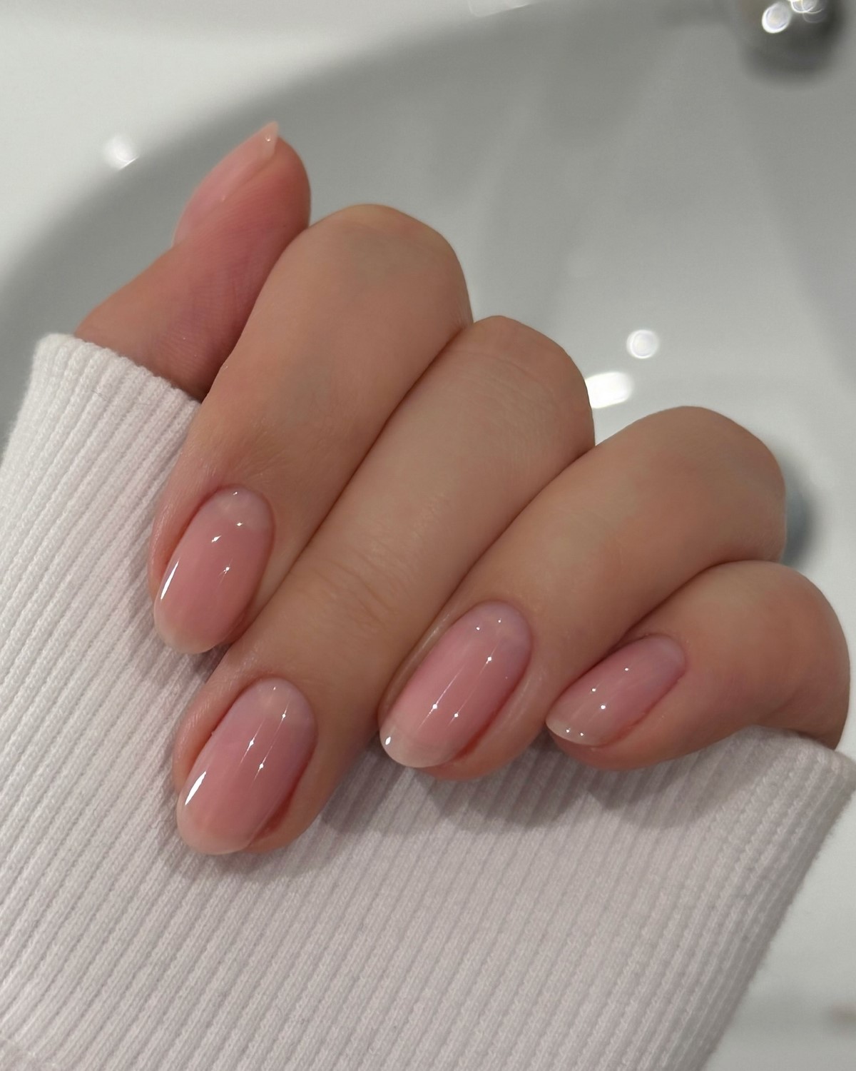 Маникюр без цвета: как выглядит натуральное покрытие сейчас