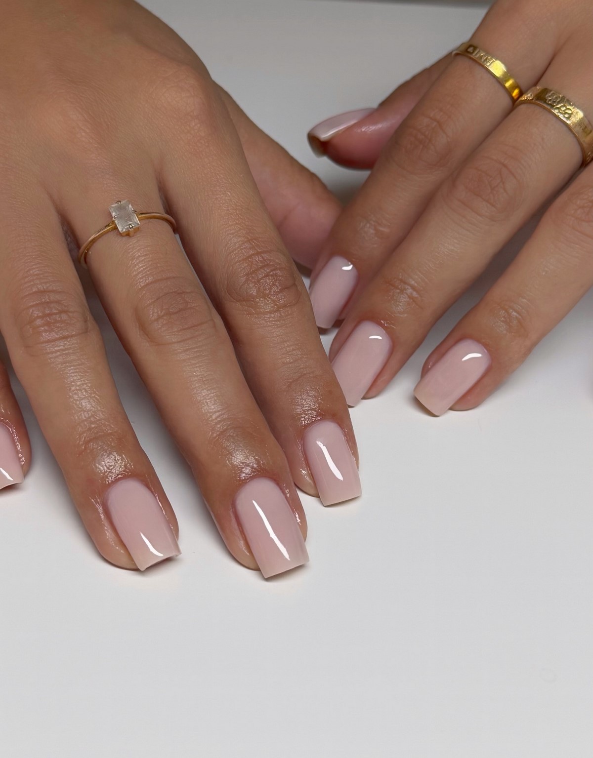 Маникюр, который сейчас делают чаще всего и он выглядит аккуратно