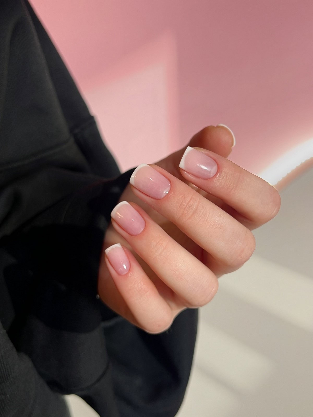 Маникюр, который сейчас делают чаще всего и он выглядит аккуратно