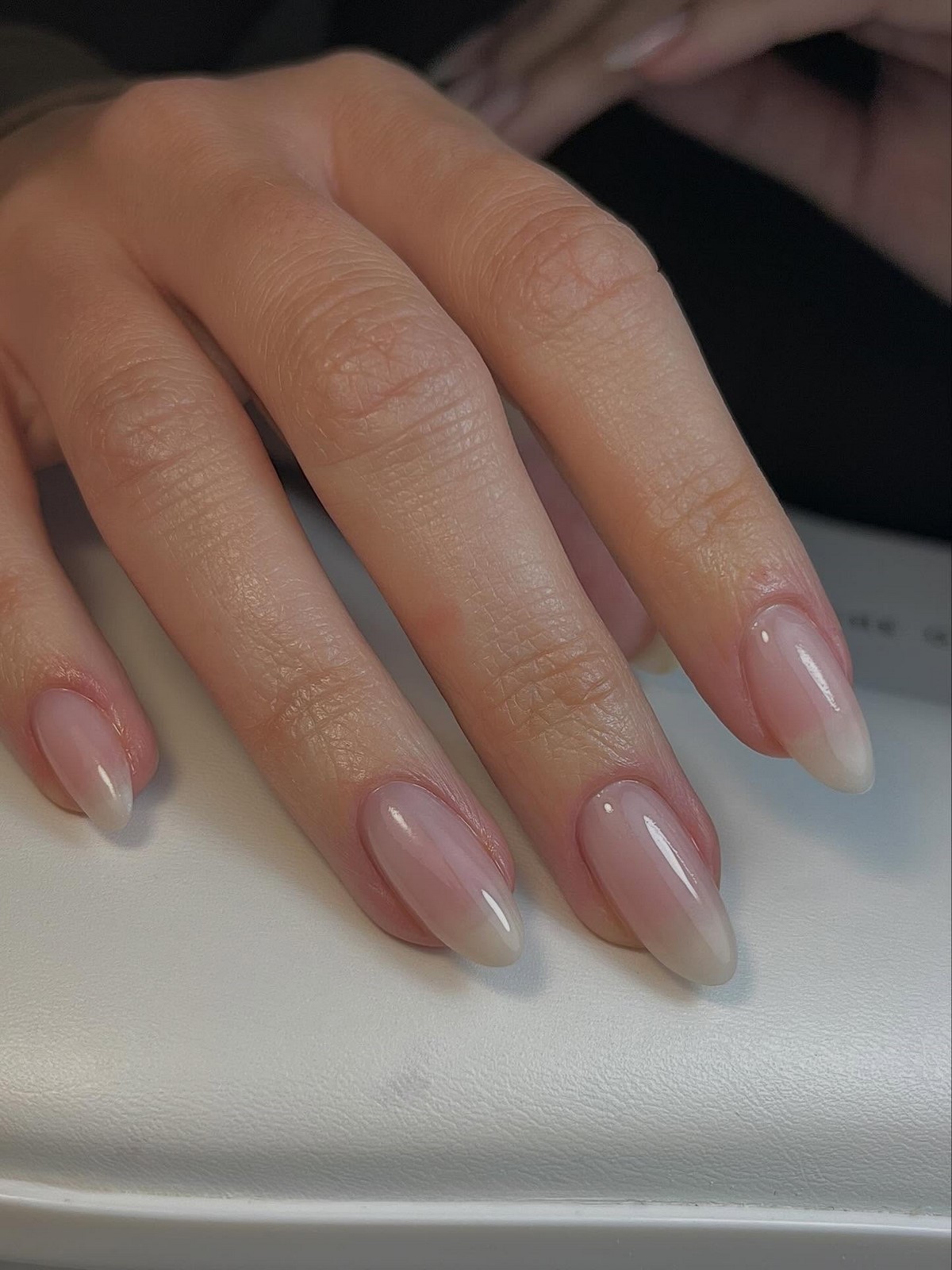 Маникюр, который сейчас делают чаще всего и он выглядит аккуратно