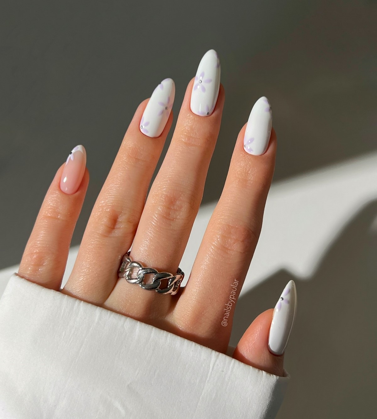 Маникюр, который сейчас делают чаще всего и он выглядит аккуратно