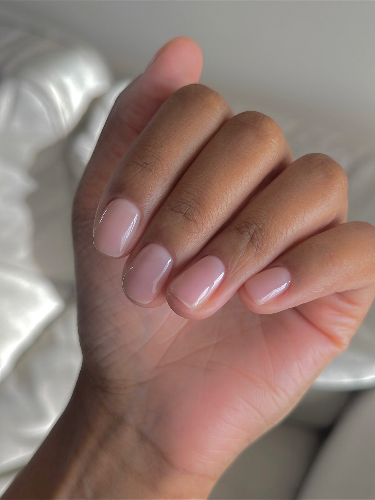 Маникюр, который сейчас делают чаще всего и он выглядит аккуратно