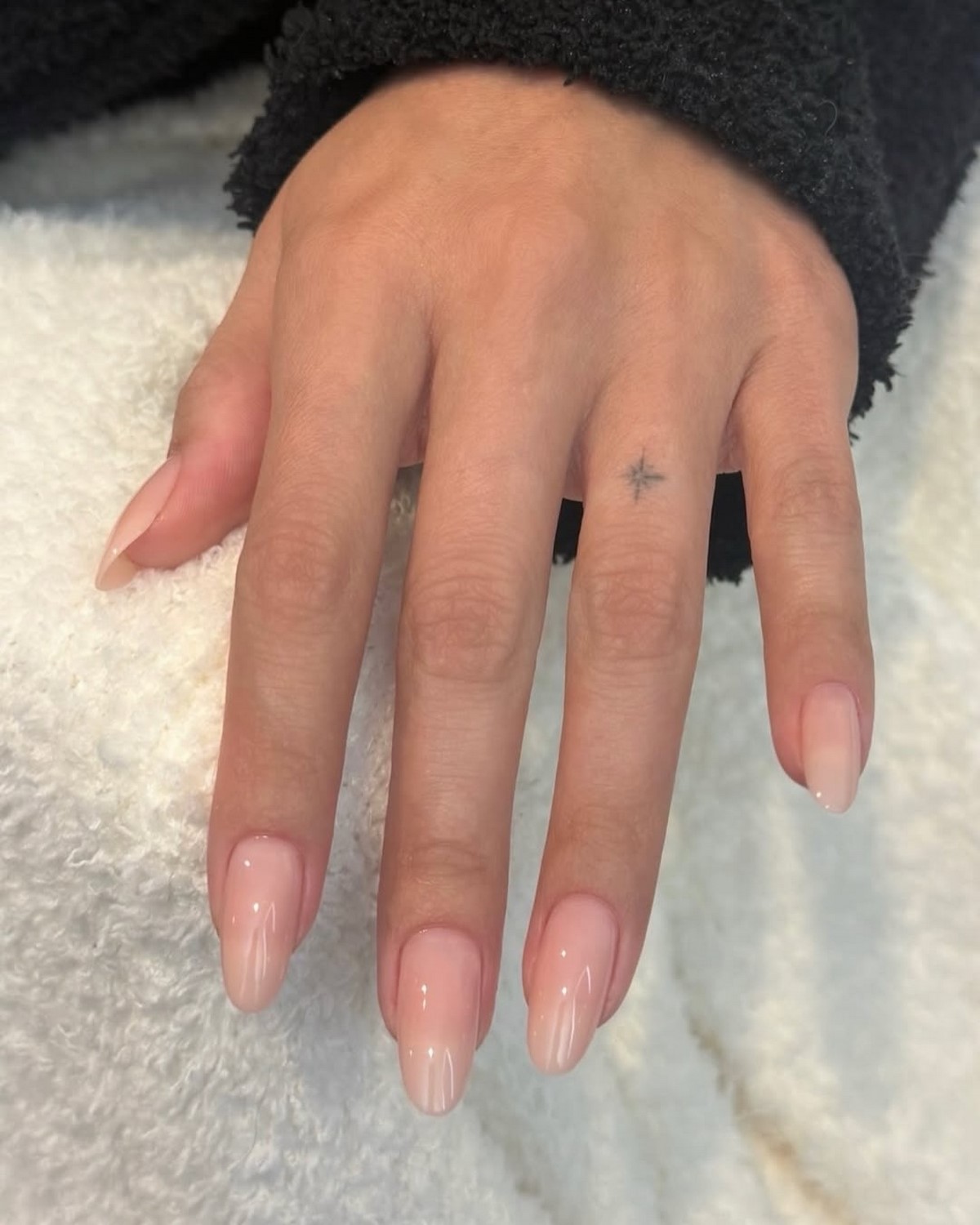 Маникюр, который сейчас делают чаще всего и он выглядит аккуратно