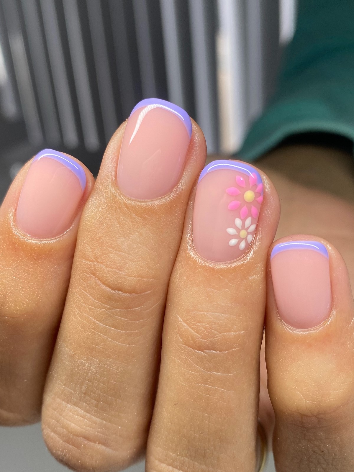 Маникюр, который сейчас делают чаще всего и он выглядит аккуратно