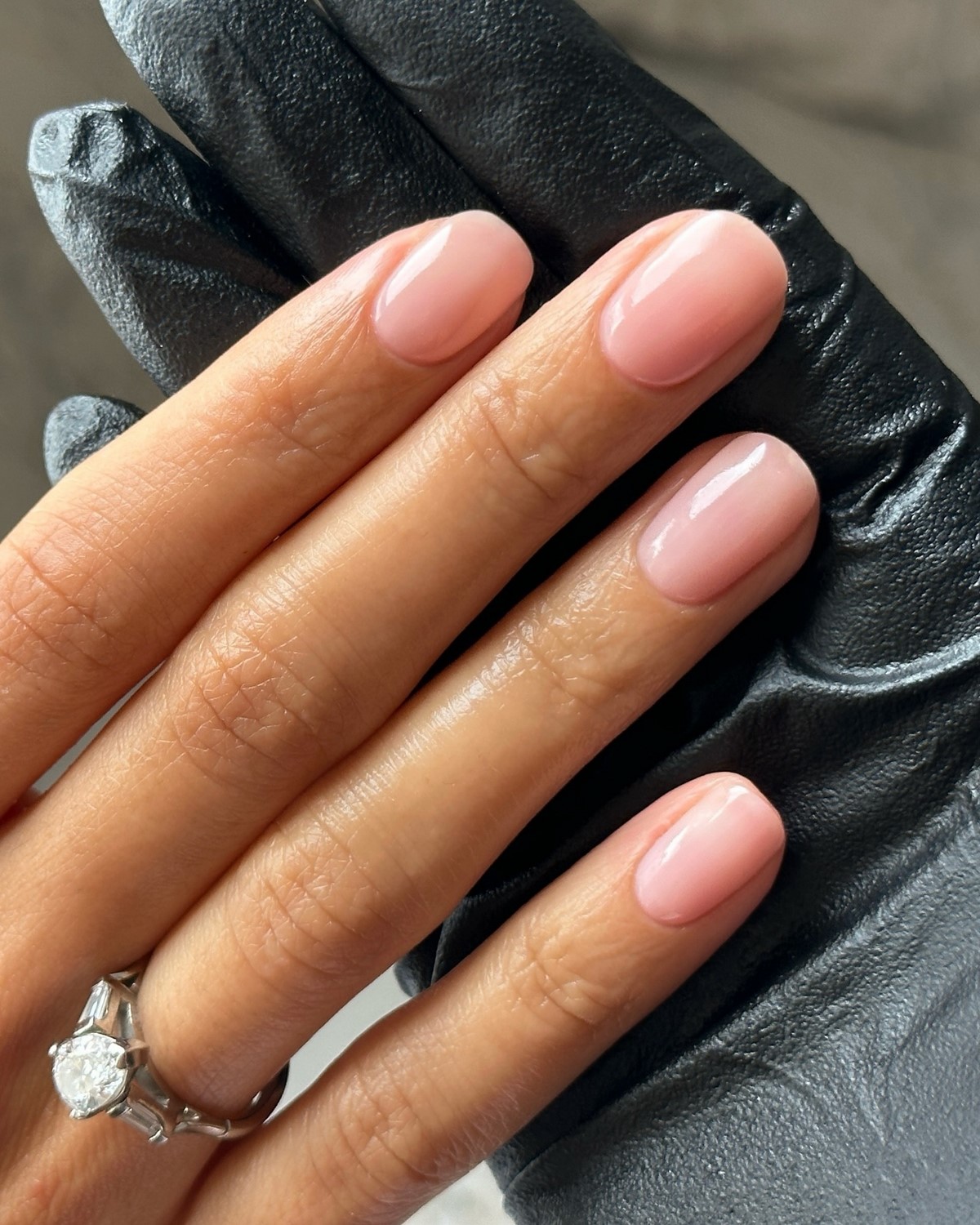 Ногти без дизайна: почему поверхность стала важнее цвета