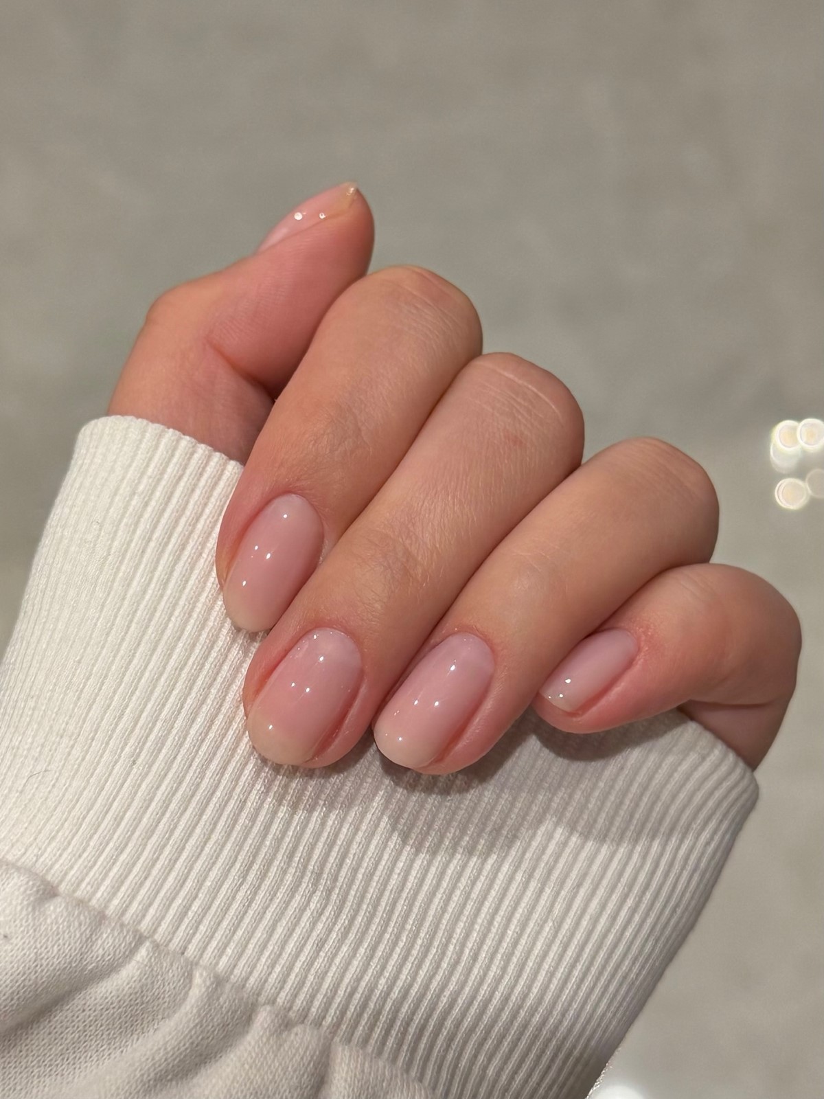 Ногти без дизайна: почему поверхность стала важнее цвета