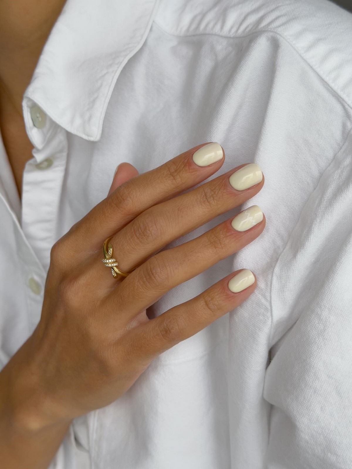 Ногти без дизайна: почему поверхность стала важнее цвета