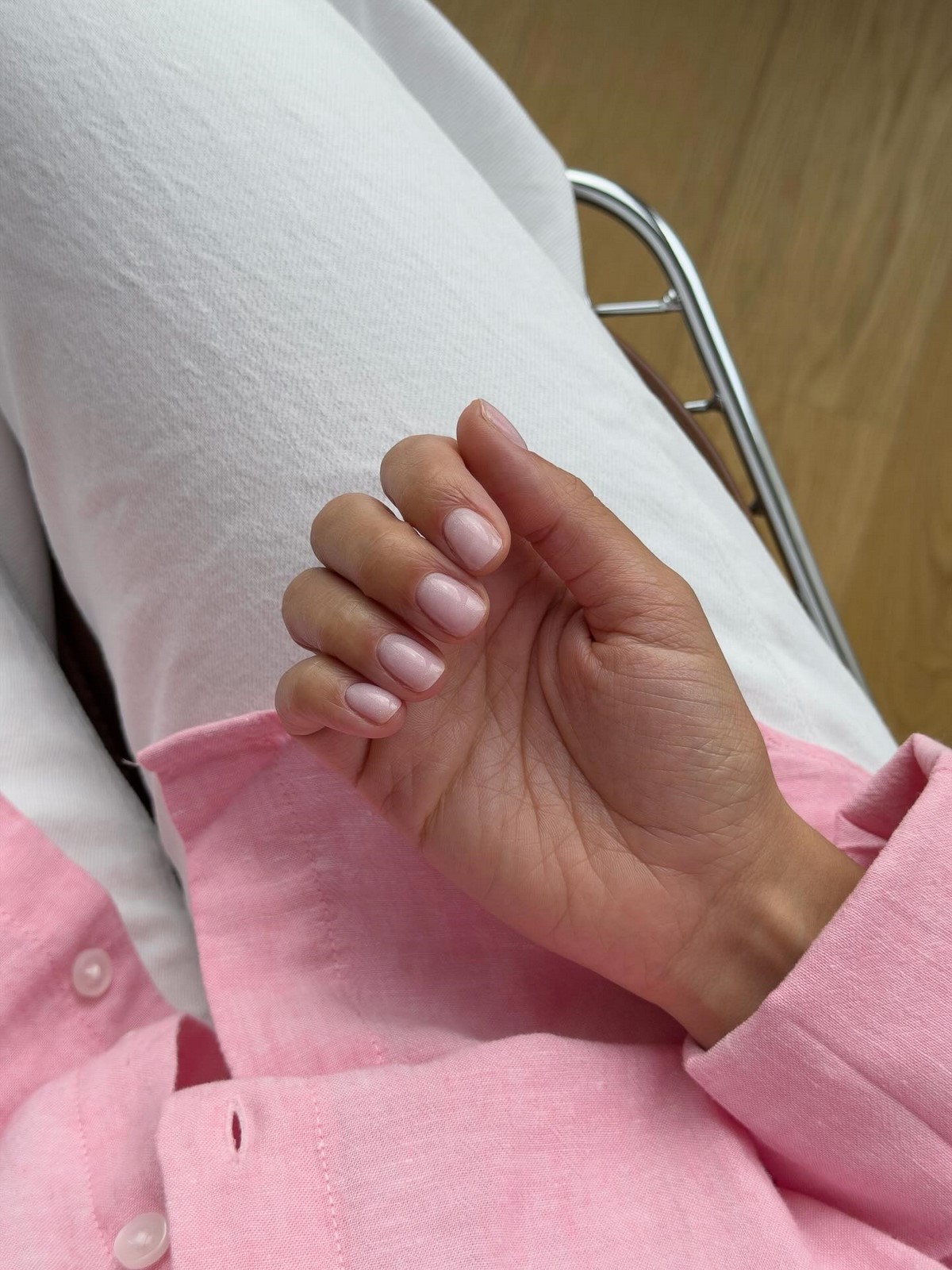 Ногти без дизайна: почему поверхность стала важнее цвета