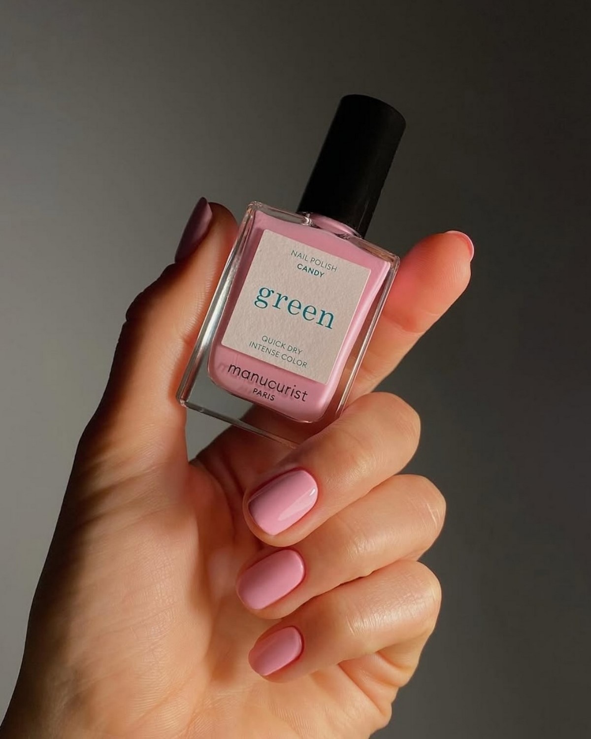 Ногти без дизайна: почему поверхность стала важнее цвета