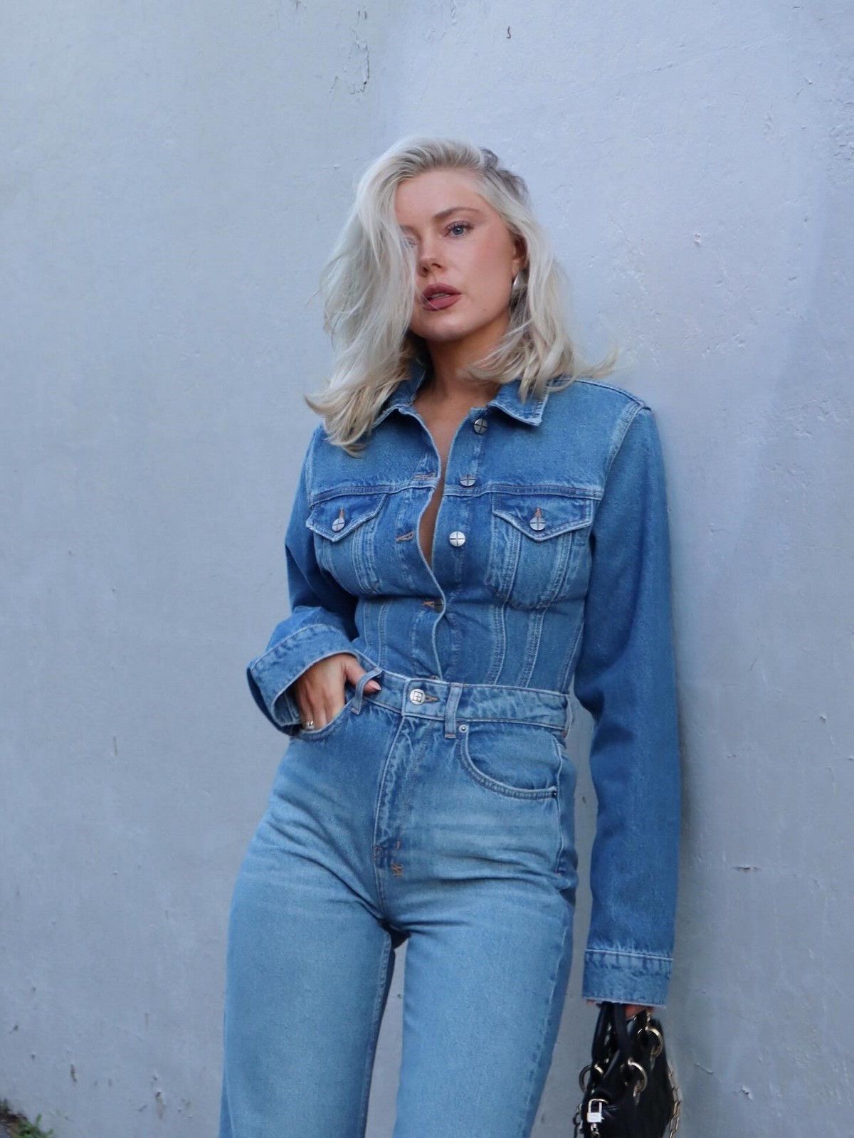Светлый total denim с приталенной джинсовой рубашкой