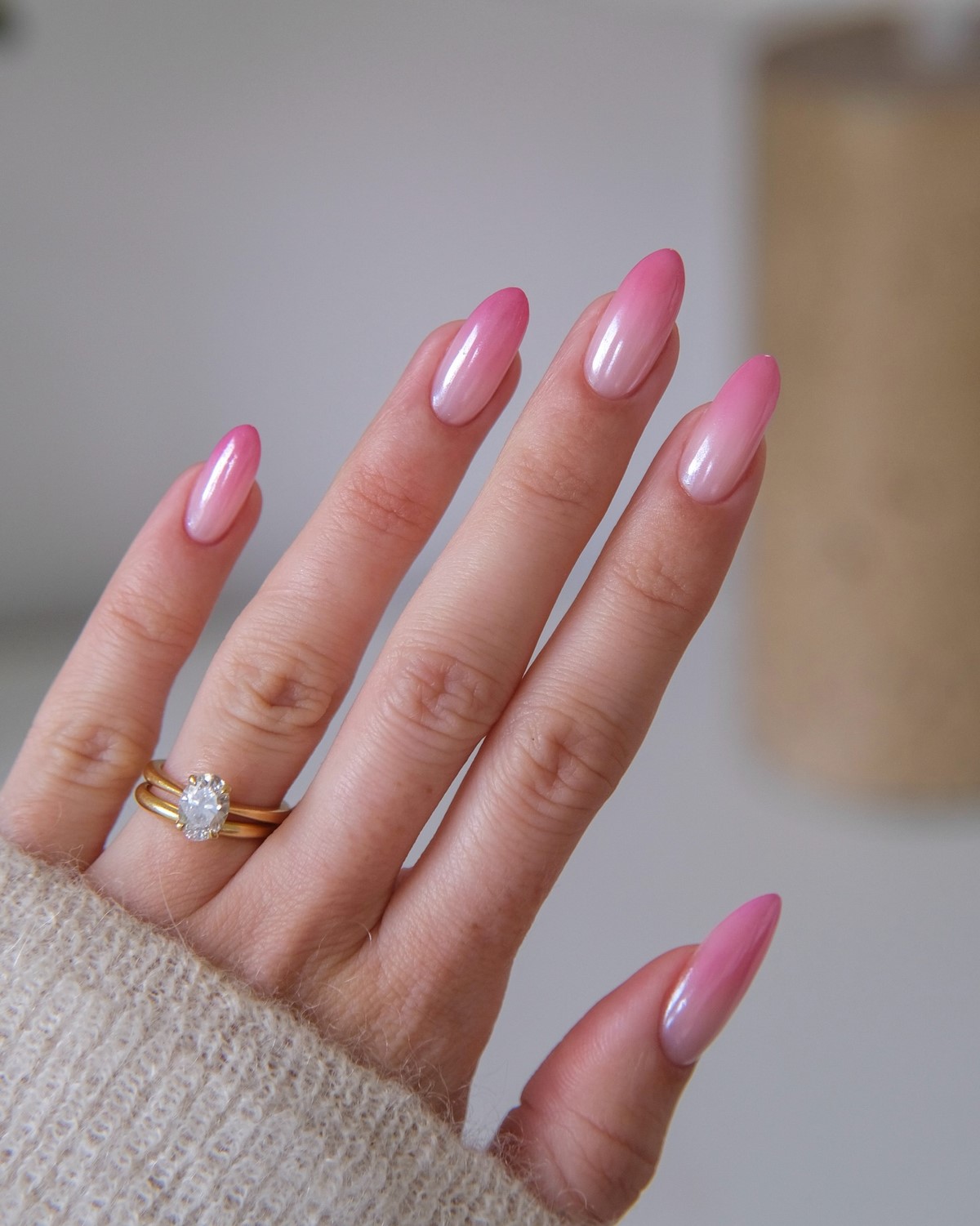Розовый soft chrome маникюр с мягким свечением и glossy-переливом на миндальной форме ногтей