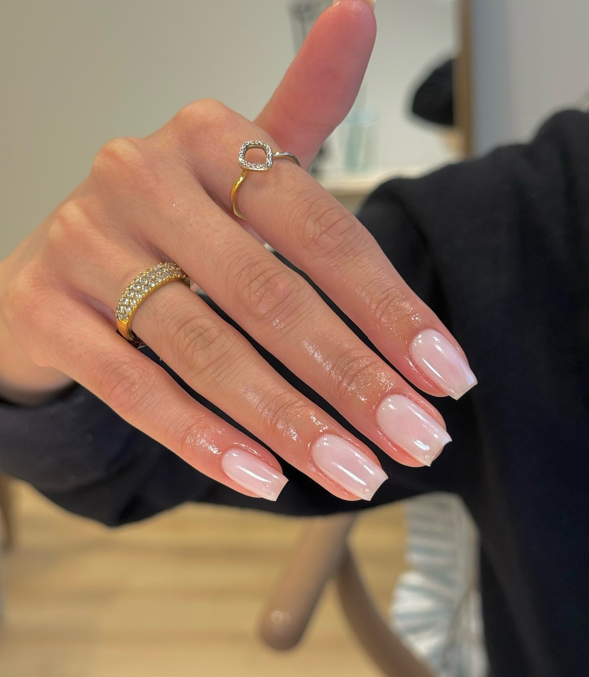 Нежный нюдовый маникюр с легким glossy chrome-эффектом и короткой квадратной формой ногтей